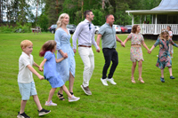 Röste.nu – Röstebilder – Midsommarfirande vid Dönjegården 2026
