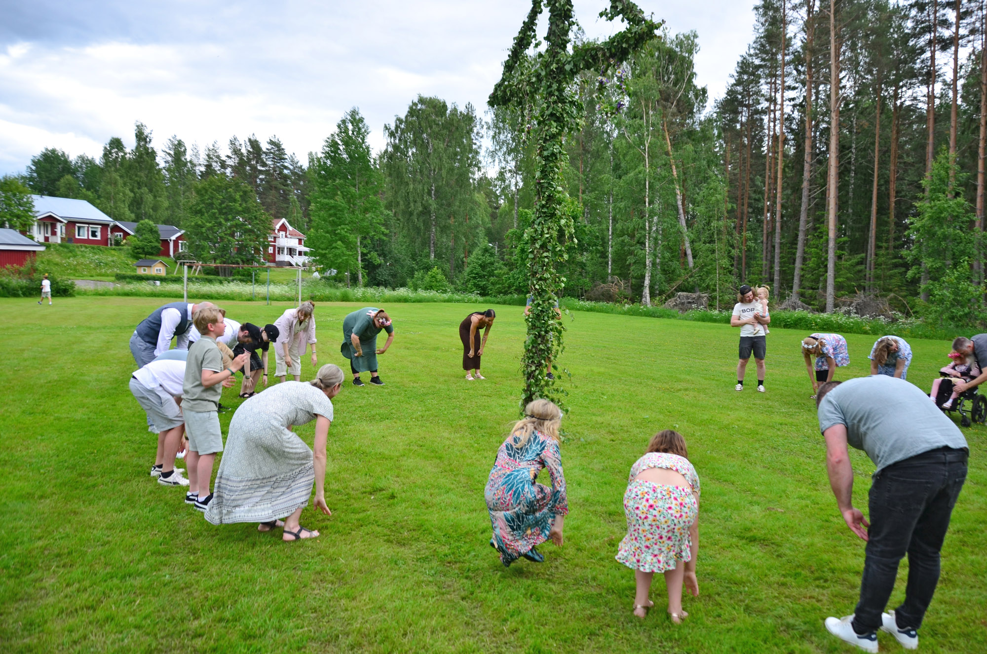 Röste.nu – Röstebilder – Midsommarfirande vid Dönjegården 2026