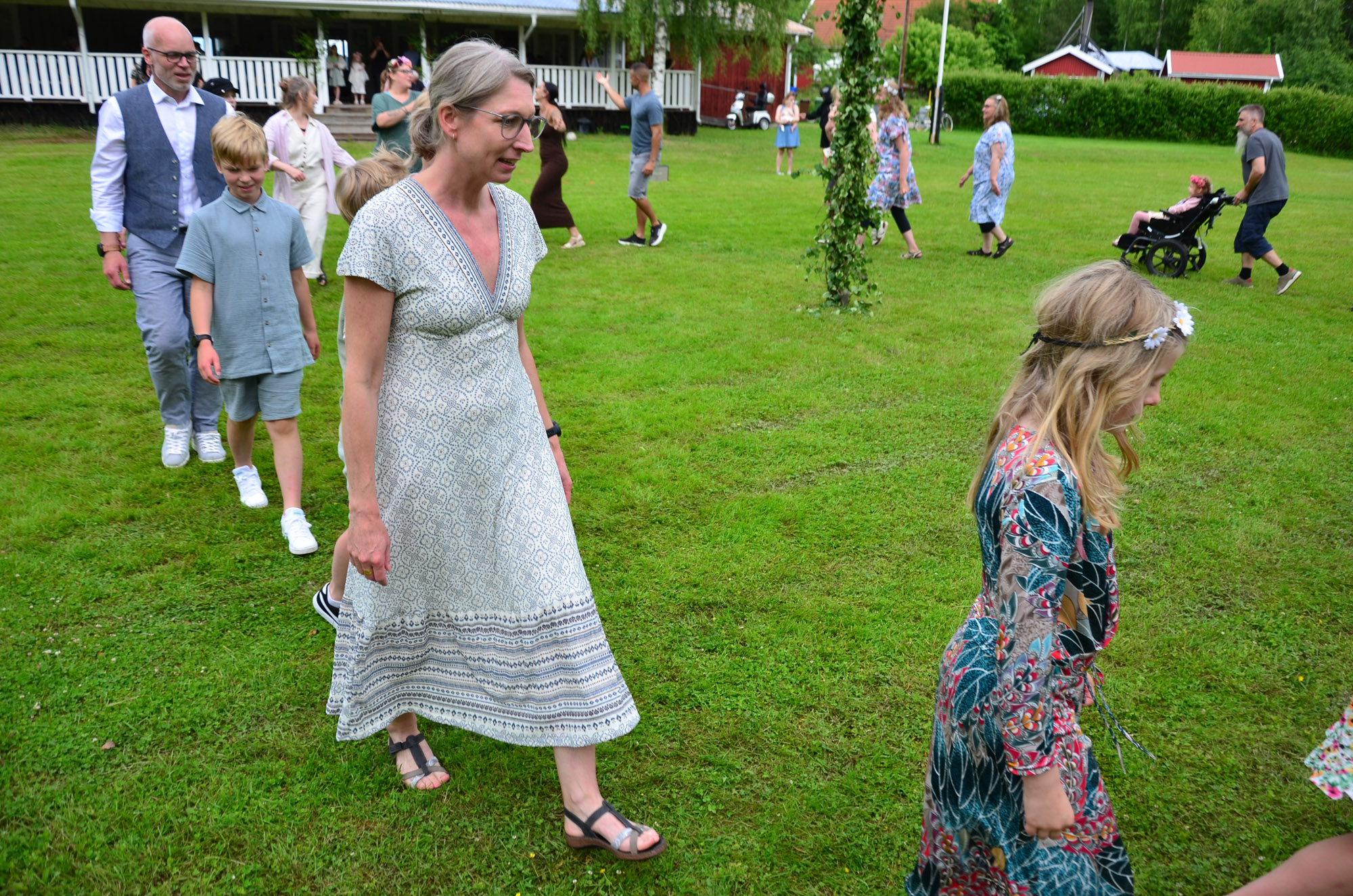 Röste.nu – Röstebilder – Midsommarfirande vid Dönjegården 2026