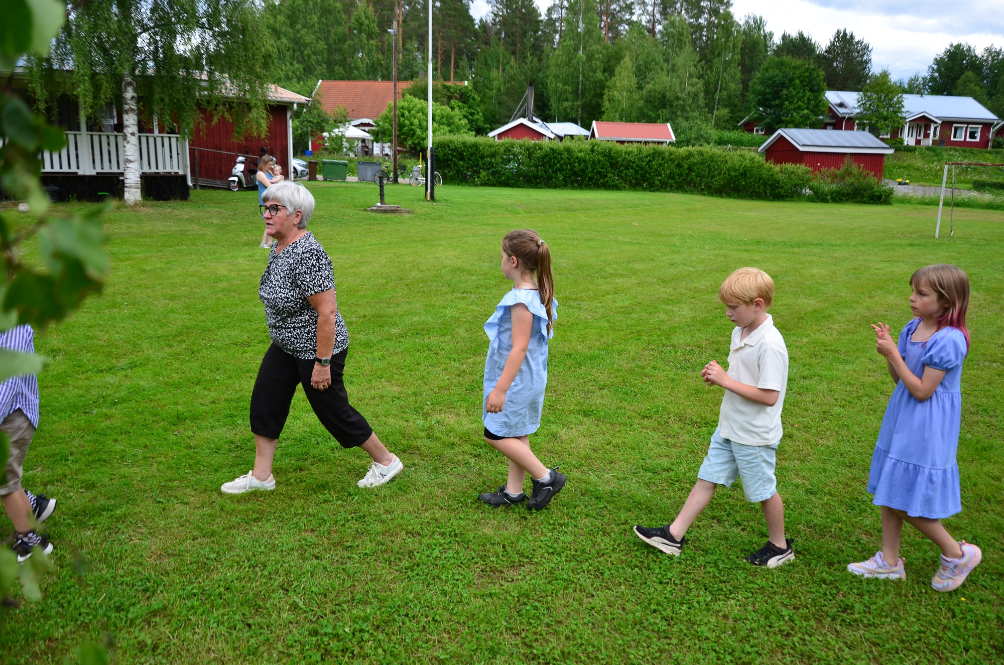 Röste.nu – Röstebilder – Midsommarfirande vid Dönjegården 2026