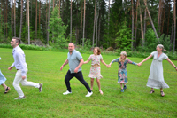 Röste.nu – Röstebilder – Midsommarfirande vid Dönjegården 2026