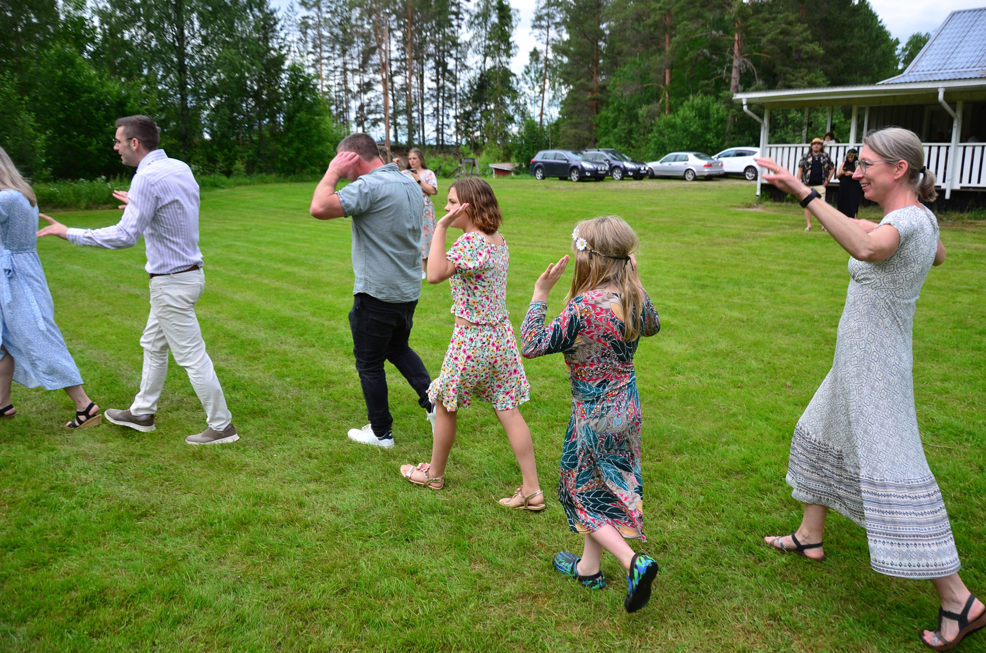 Röste.nu – Röstebilder – Midsommarfirande vid Dönjegården 2026