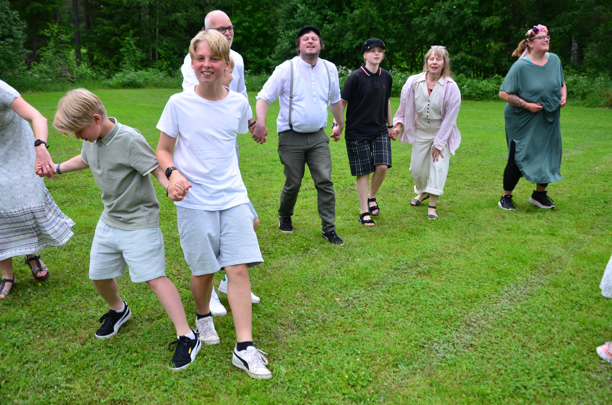 Röste.nu – Röstebilder – Inför midsommarfirandet vid Dönjegården 2026