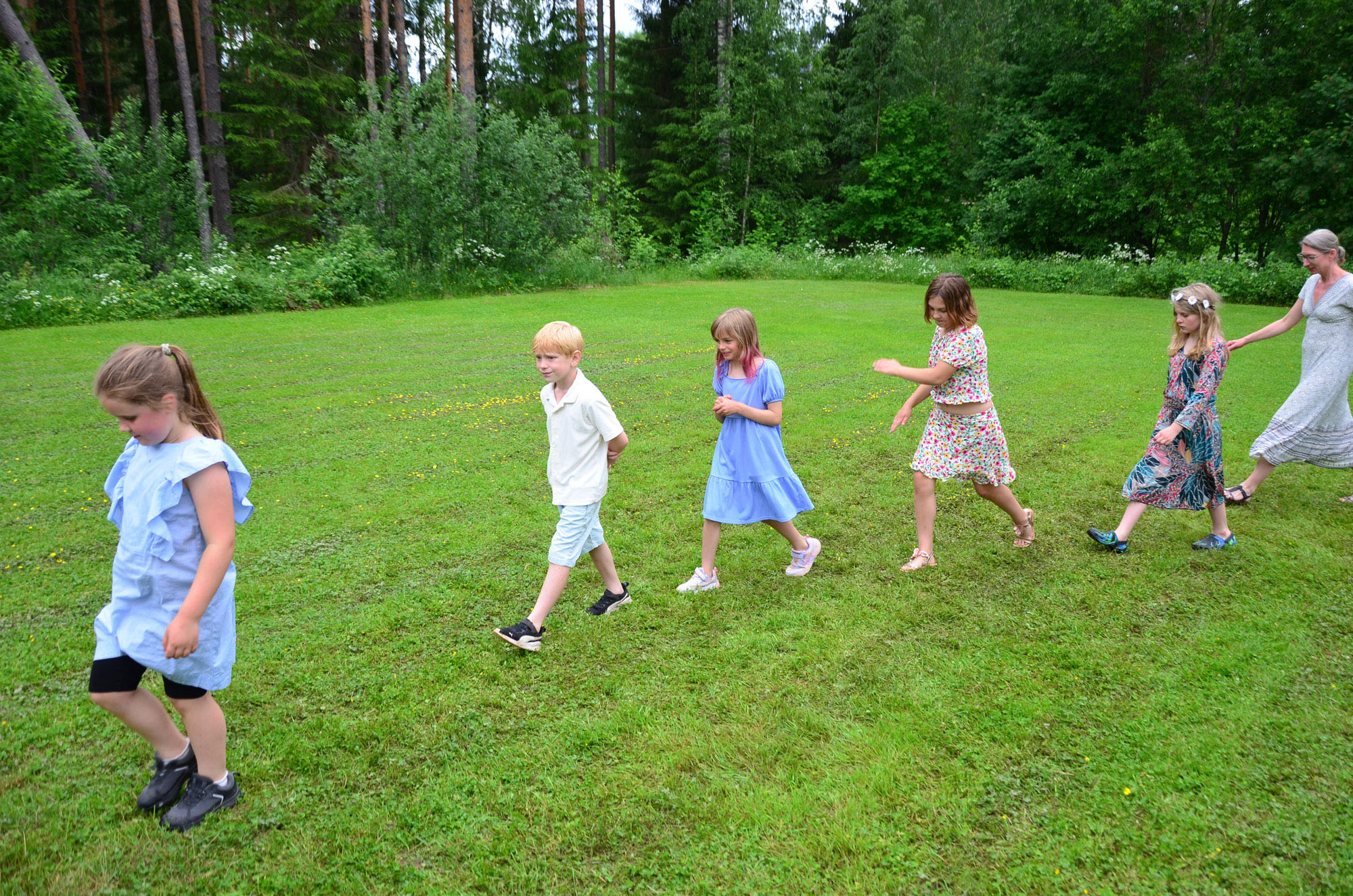 Röste.nu – Röstebilder – Midsommarfirande vid Dönjegården 2026