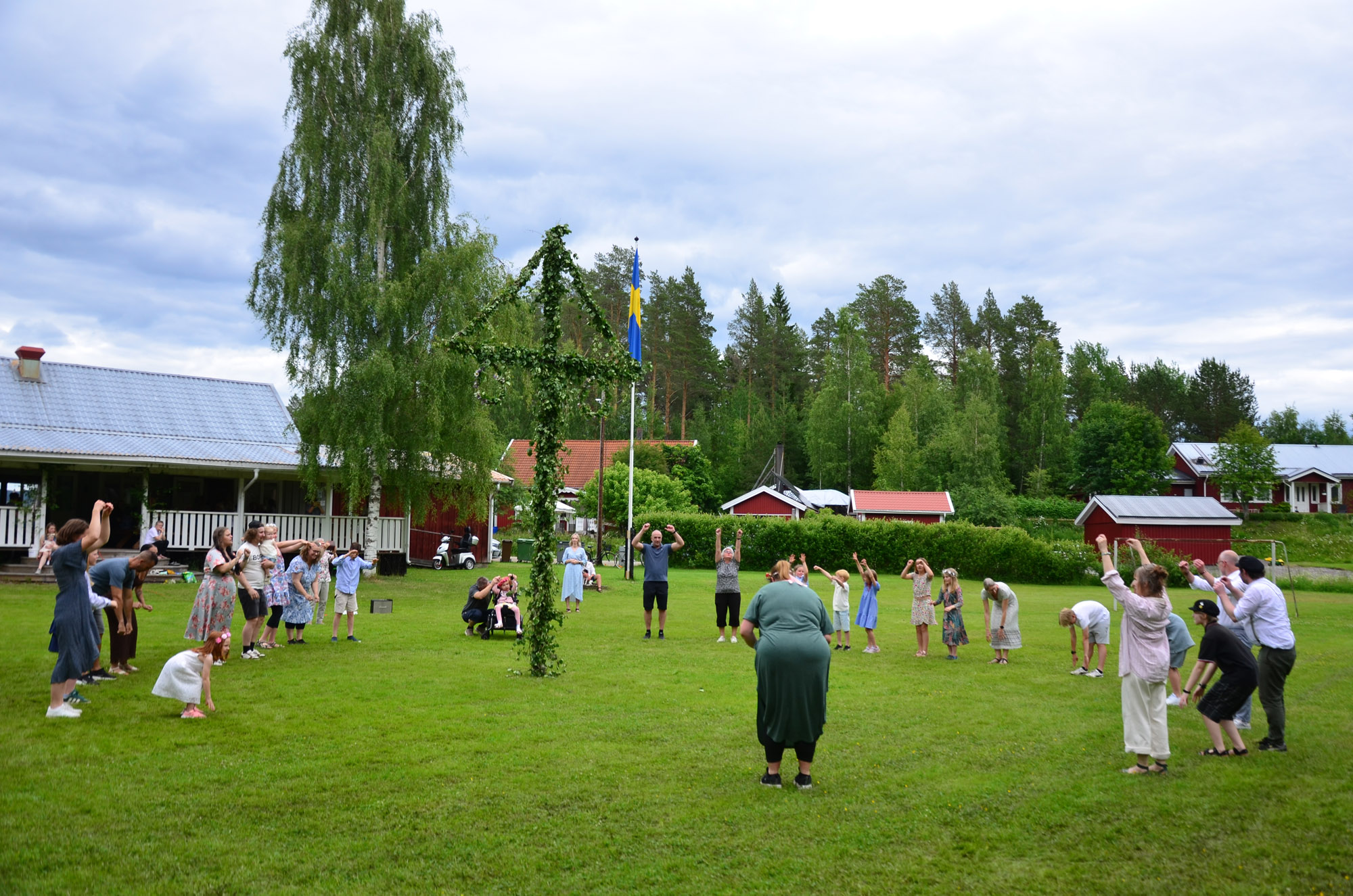 Röste.nu – Röstebilder – Midsommarfirande vid Dönjegården 2026
