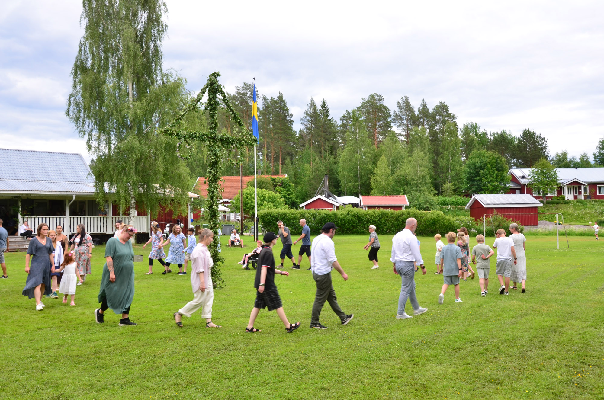 Röste.nu – Röstebilder – Midsommarfirande vid Dönjegården 2026