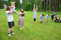 Röste.nu – Röstebilder – Midsommarfirande vid Dönjegården 2026