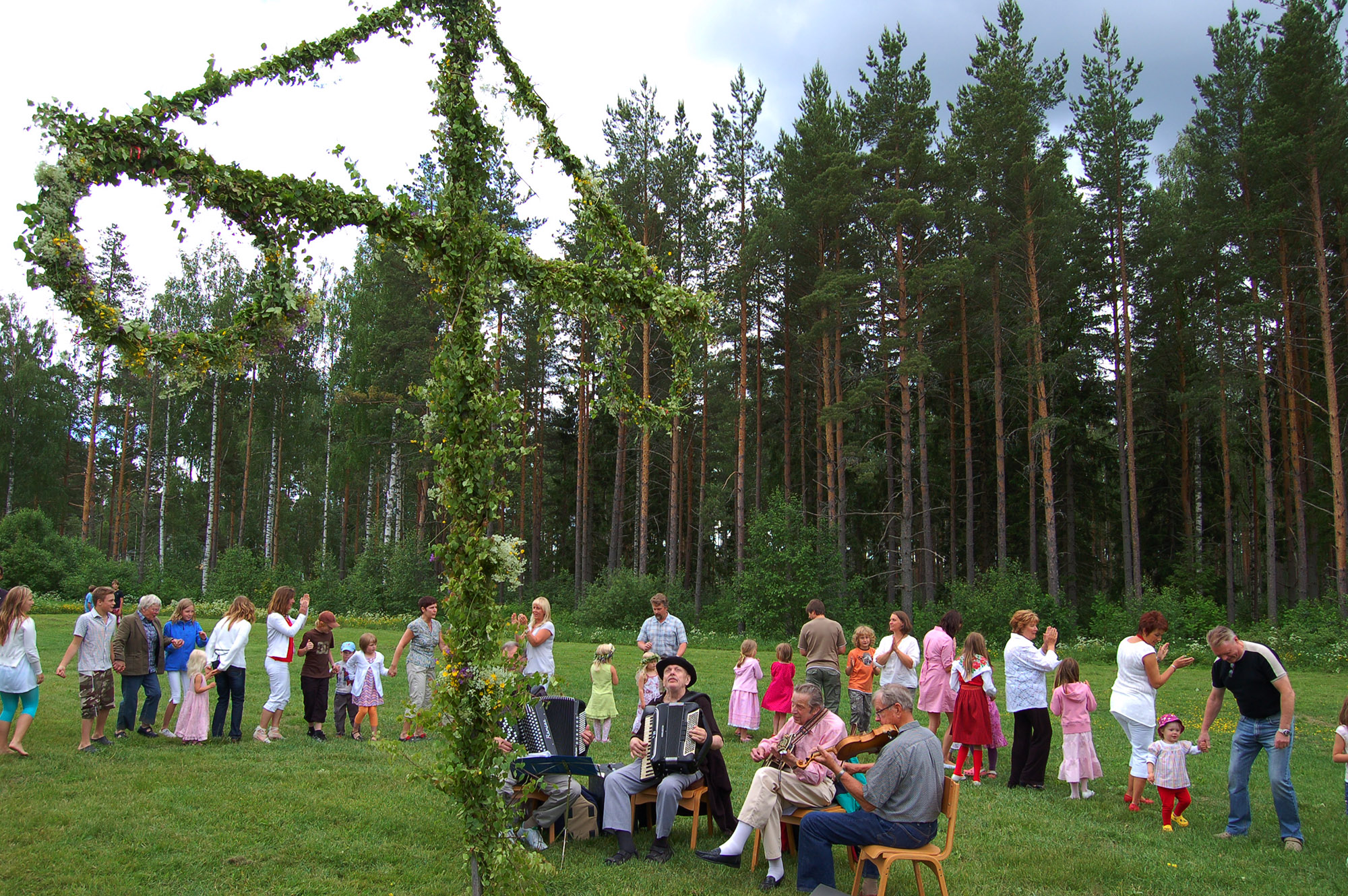 Röste.nu – Röstebilder – Midsommarfirande vid Dönjegården 2008