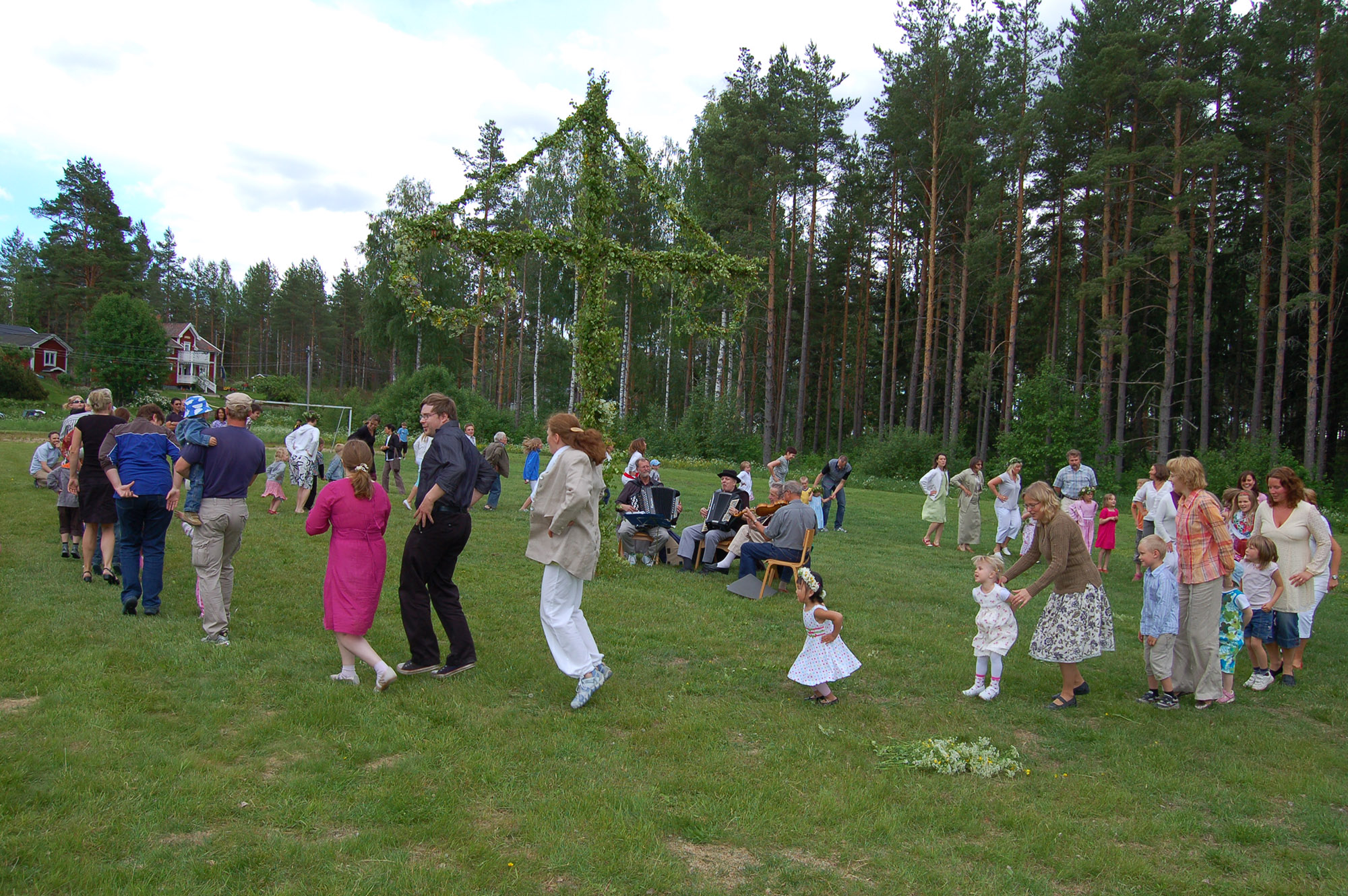 Röste.nu – Röstebilder – Midsommarfirande vid Dönjegården 2008