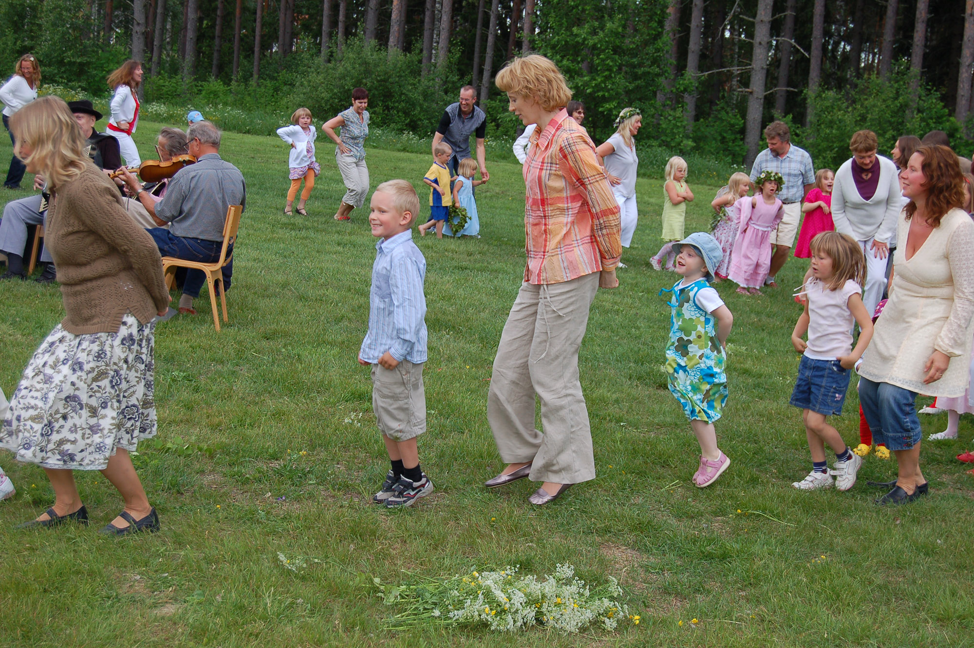 Röste.nu – Röstebilder – Midsommarfirande vid Dönjegården 2008