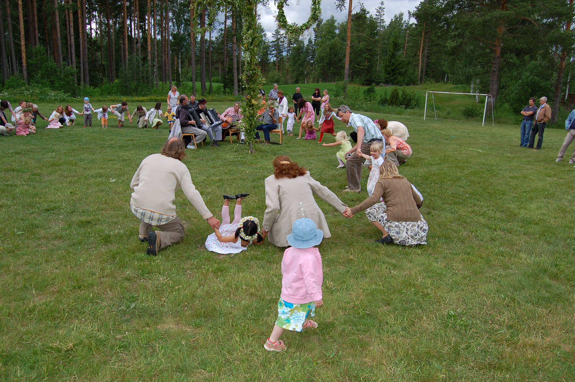 Röste.nu – Röstebilder – Midsommarfirande vid Dönjegården 2008