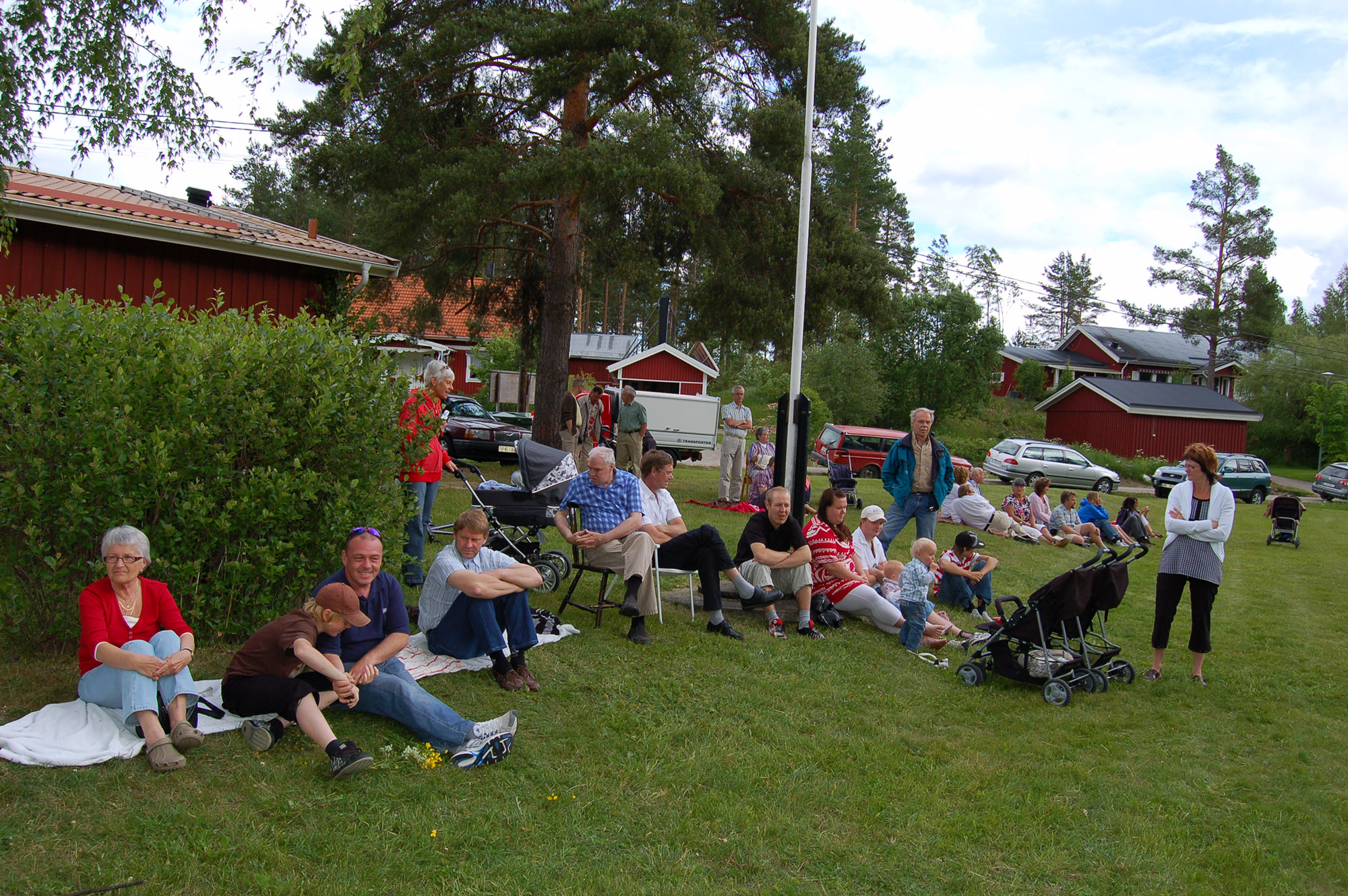 Röste.nu – Röstebilder – Midsommarfirande vid Dönjegården 2008