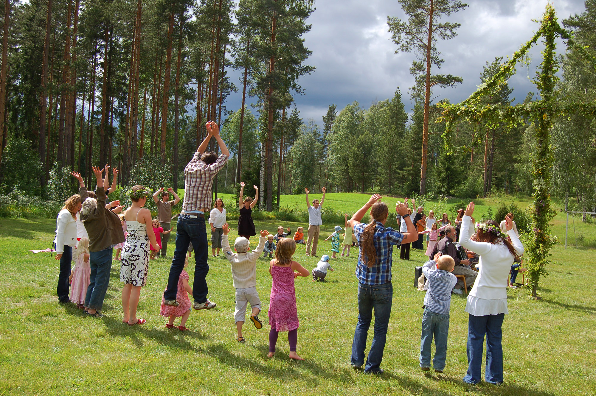 Röste.nu – Röstebilder – Midsommarfirande vid Dönjegården 2008