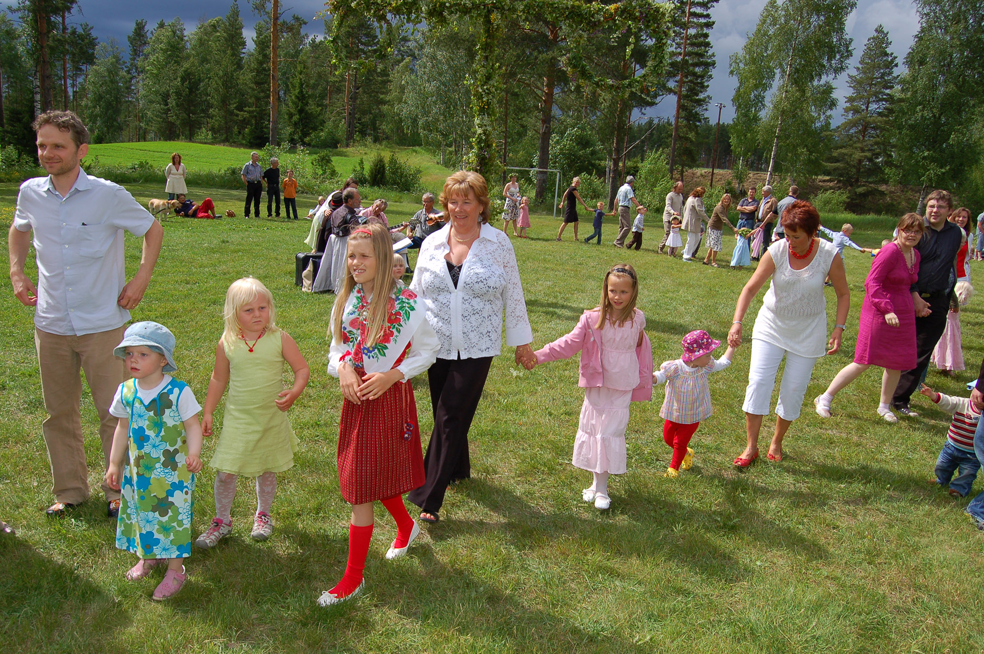 Röste.nu – Röstebilder – Midsommarfirande vid Dönjegården 2008