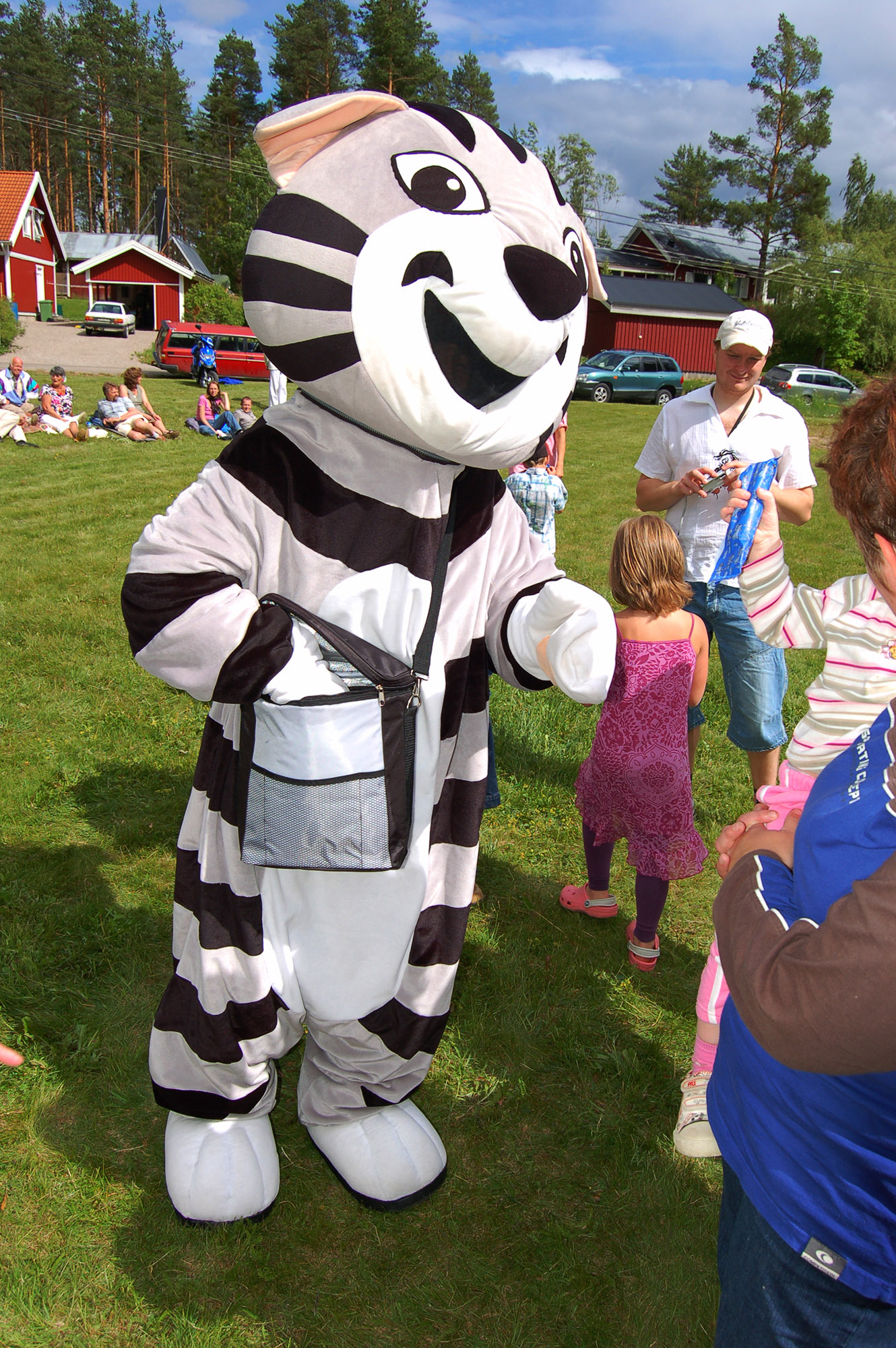Röste.nu – Röstebilder – Midsommarfirande vid Dönjegården 2008