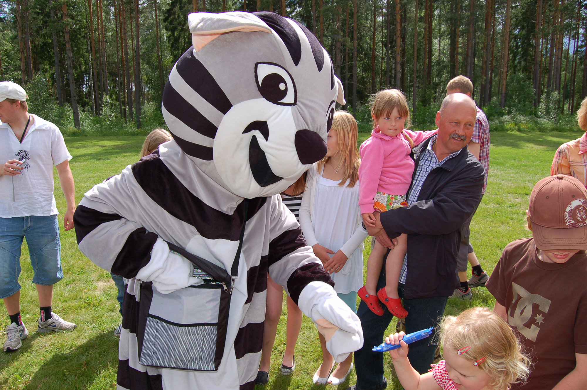 Röste.nu – Röstebilder – Midsommarfirande vid Dönjegården 2008