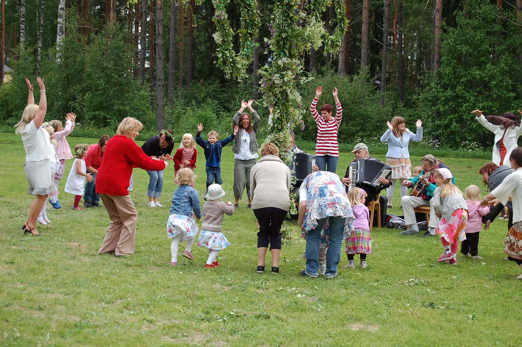 Röste.nu – Röstebilder – Midsommar vid Dönjegården 2009
