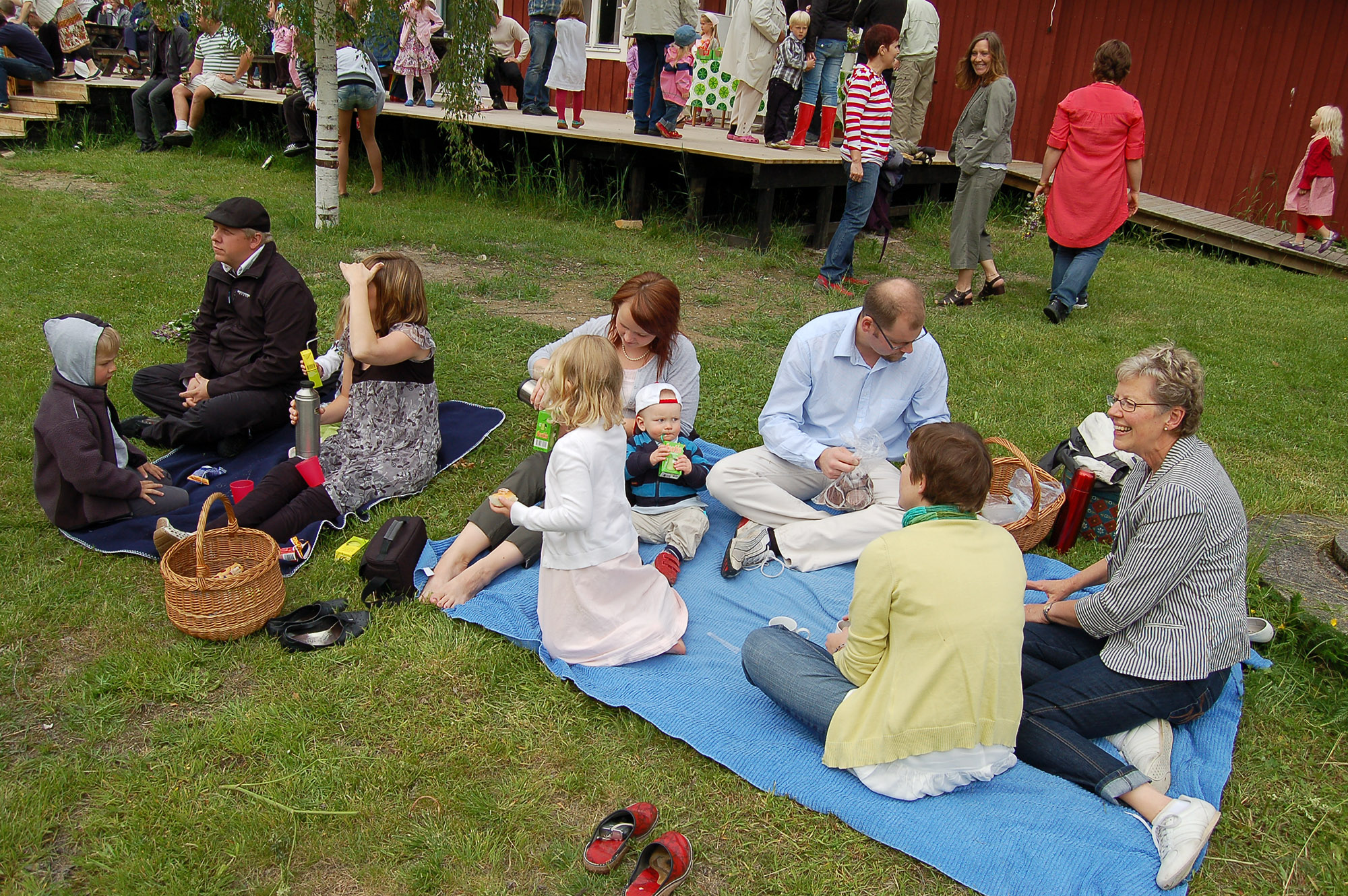 Röste.nu – Röstebilder – Midsommar vid Dönjegården 2009