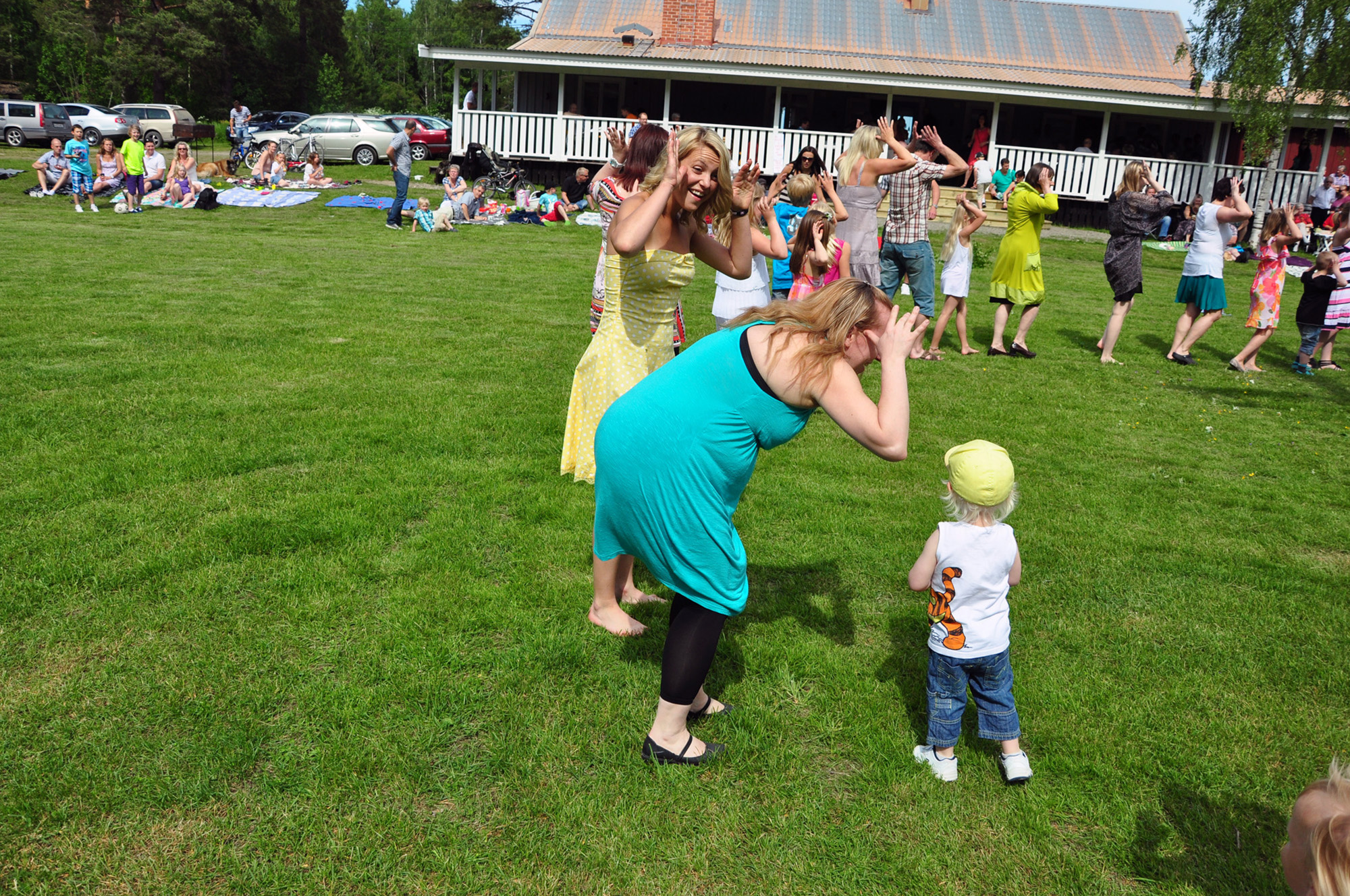 Röste.nu – Röstebilder – Midsommarfirande vid Dönjegården 2012