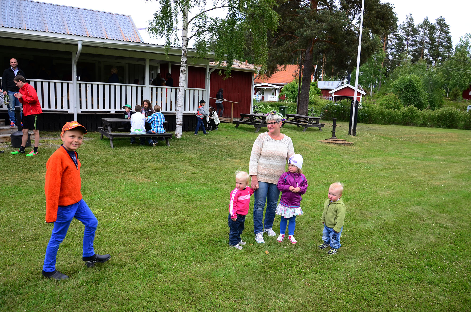 Röste.nu – Röstebilder – Midsommarfirande vid Dönjegården 2014
