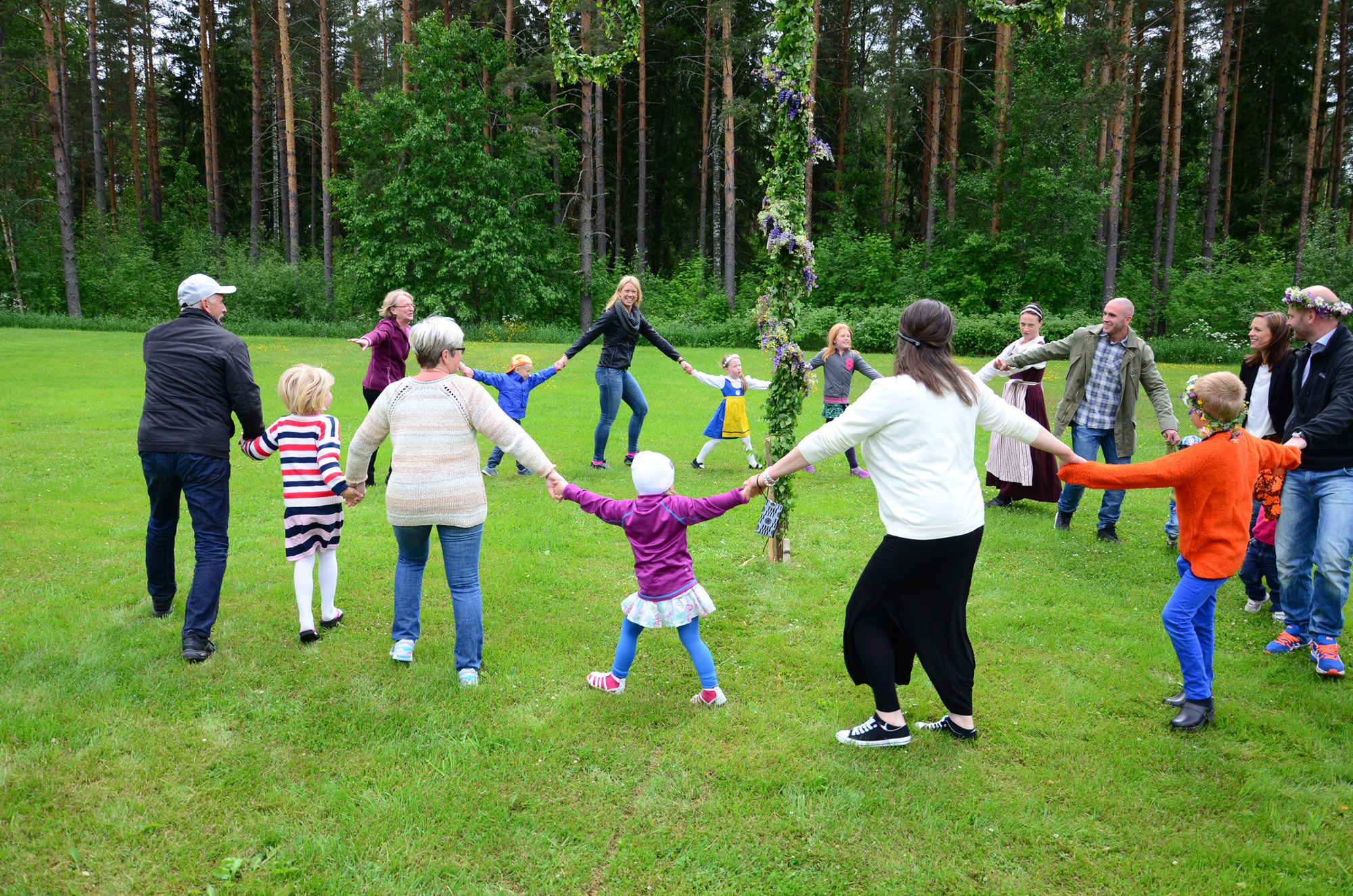 Röste.nu – Röstebilder – Midsommarfirande vid Dönjegården 2014