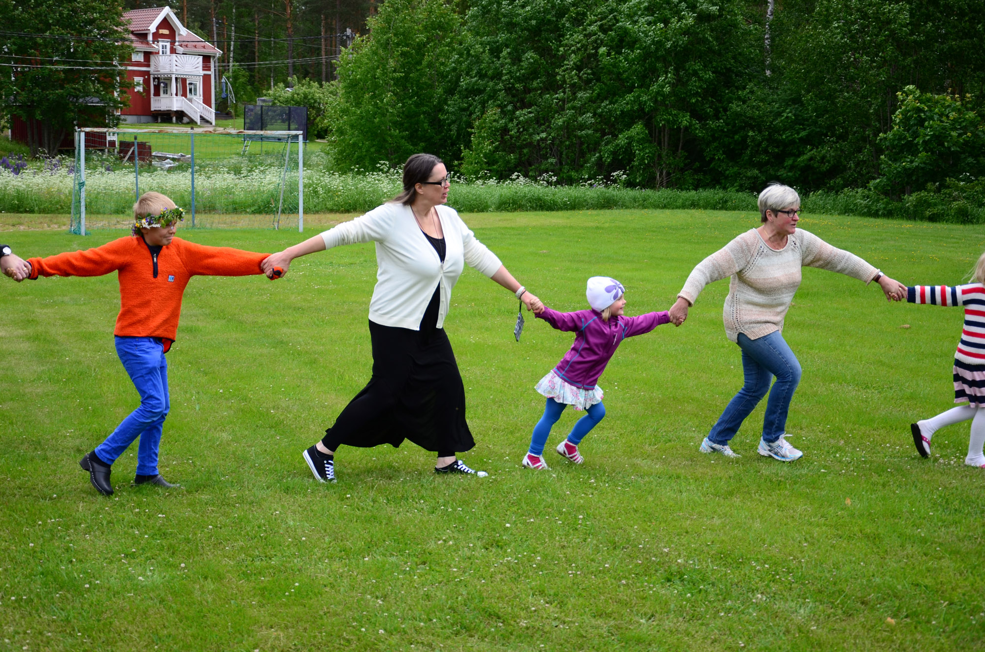 Röste.nu – Röstebilder – Midsommarfirande vid Dönjegården 2014