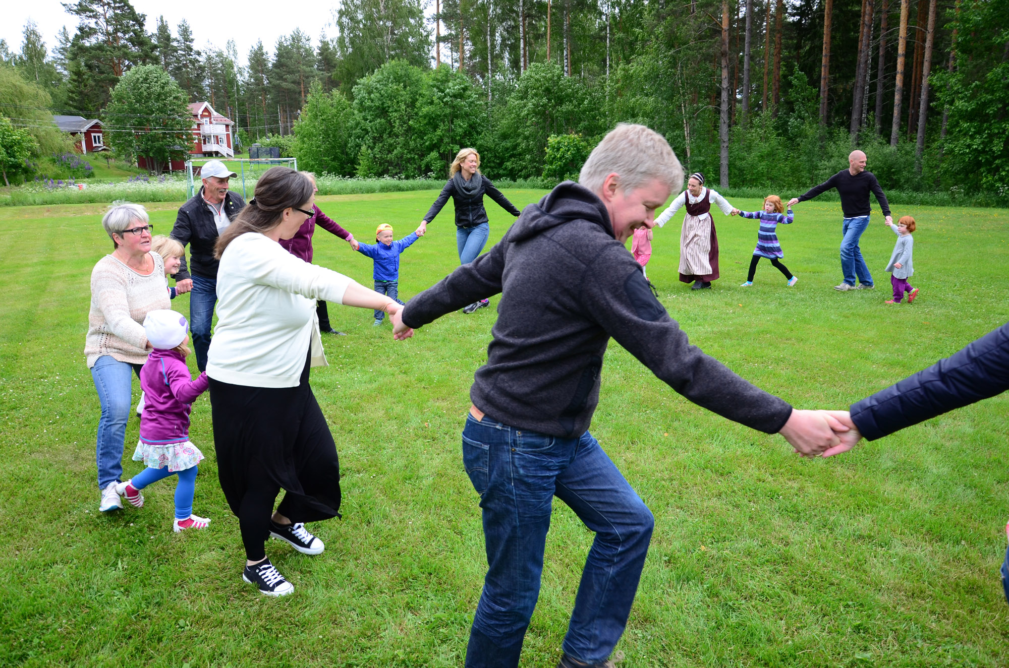 Röste.nu – Röstebilder – Midsommarfirande vid Dönjegården 2014