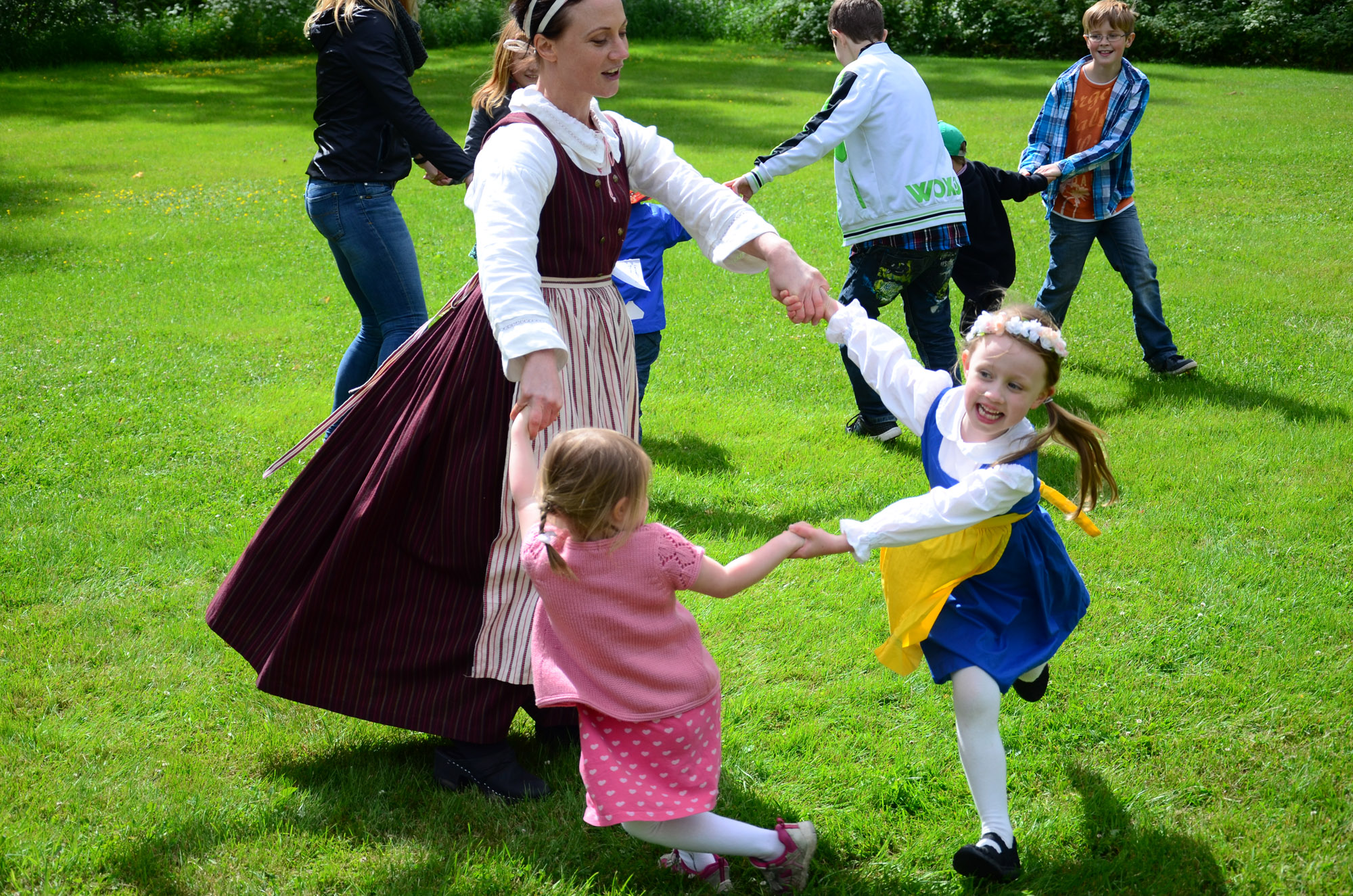 Röste.nu – Röstebilder – Midsommarfirande vid Dönjegården 2014