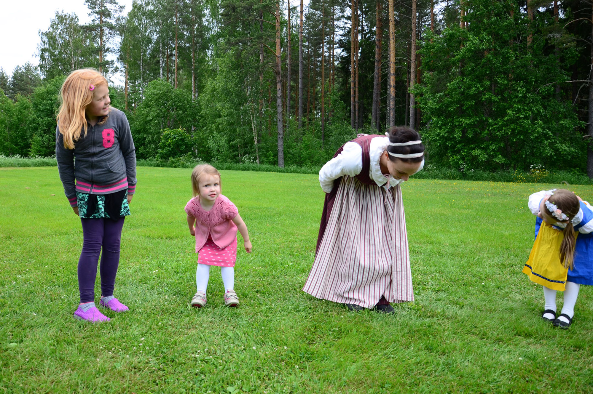 Röste.nu – Röstebilder – Midsommarfirande vid Dönjegården 2014