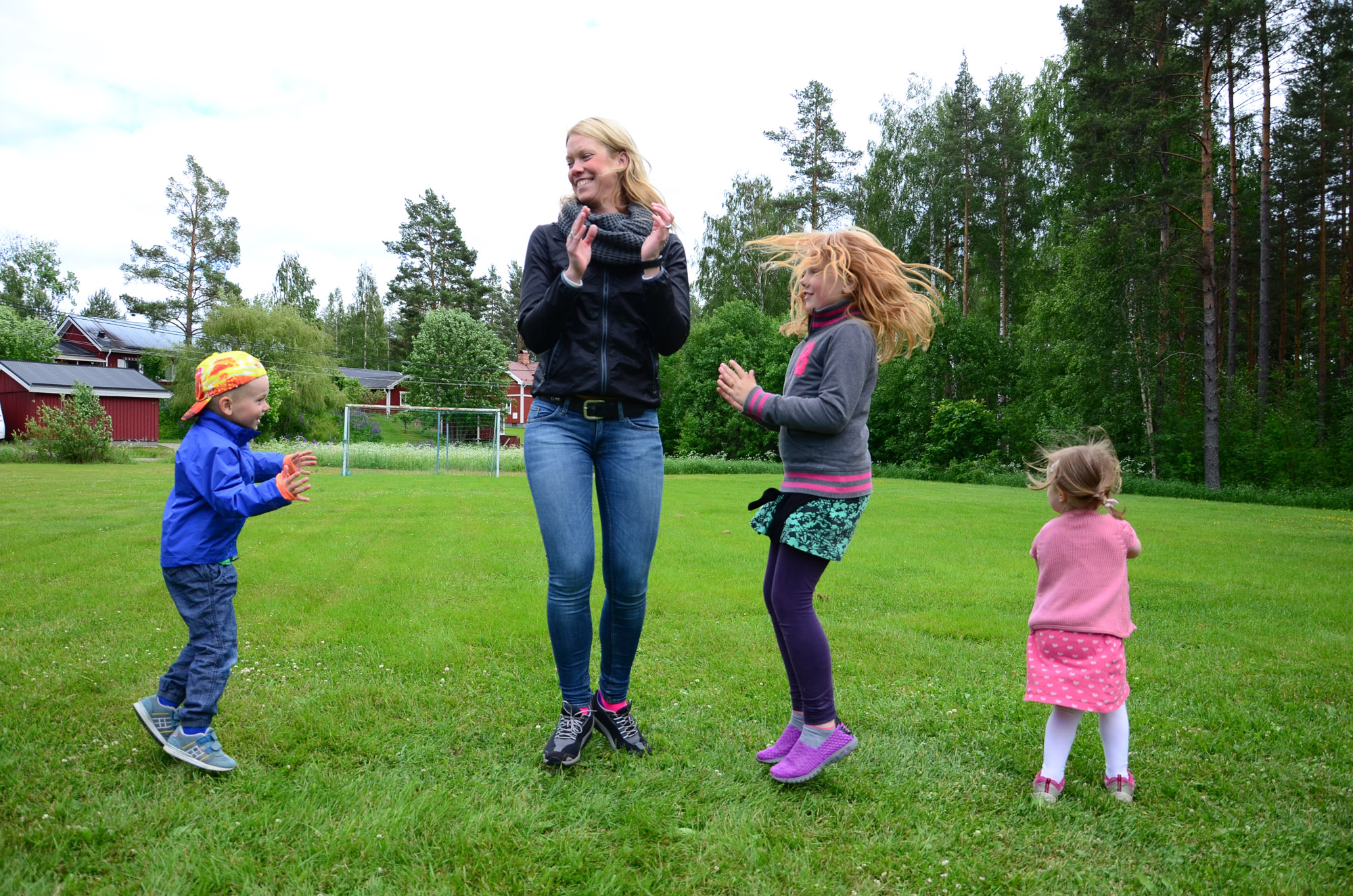 Röste.nu – Röstebilder – Midsommarfirande vid Dönjegården 2014