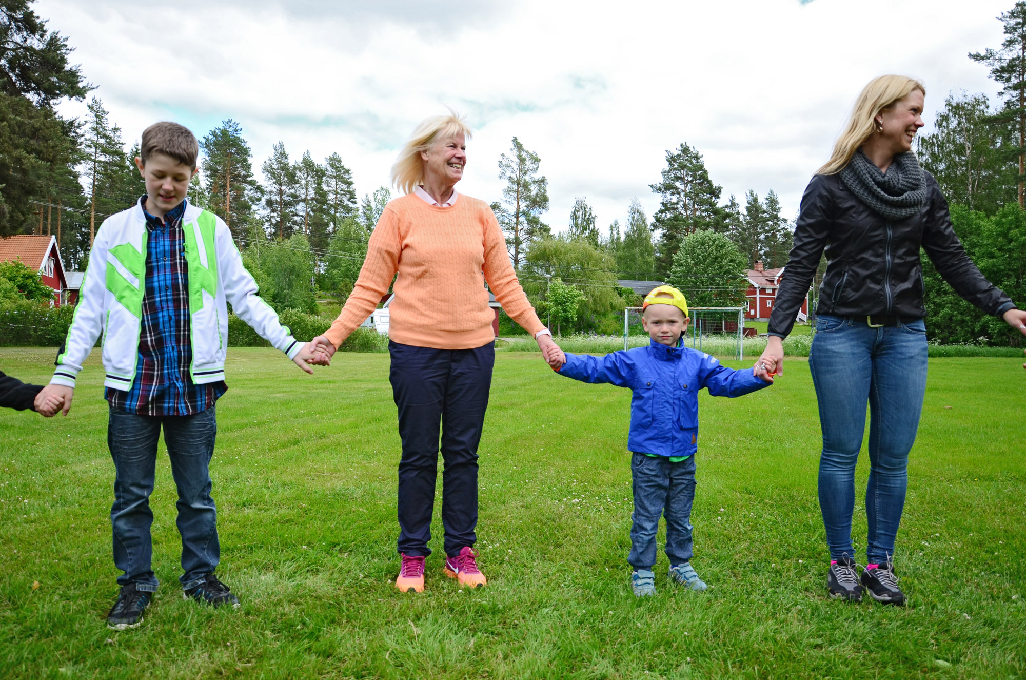 Röste.nu – Röstebilder – Midsommarfirande vid Dönjegården 2014