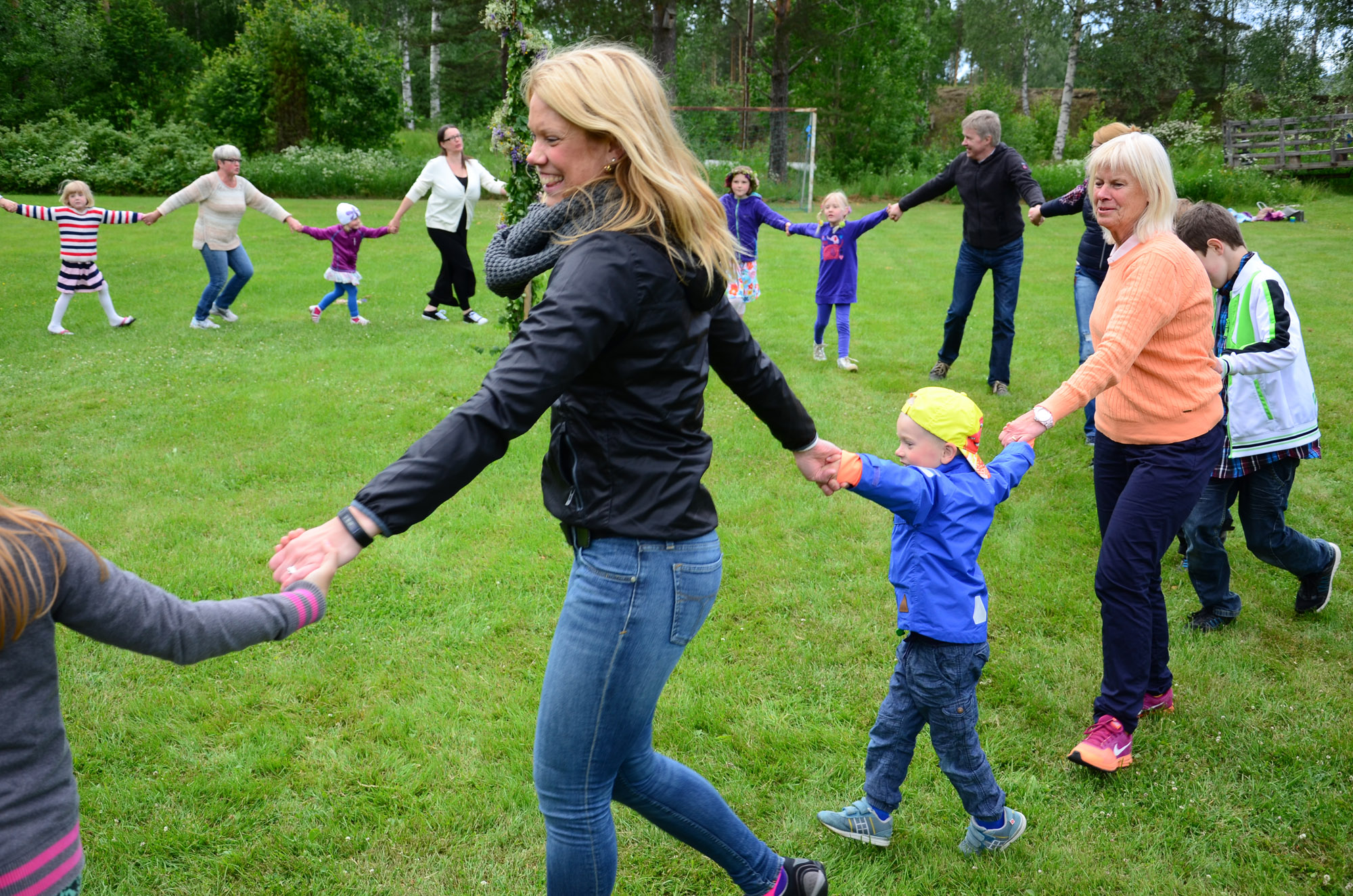 Röste.nu – Röstebilder – Midsommarfirande vid Dönjegården 2014