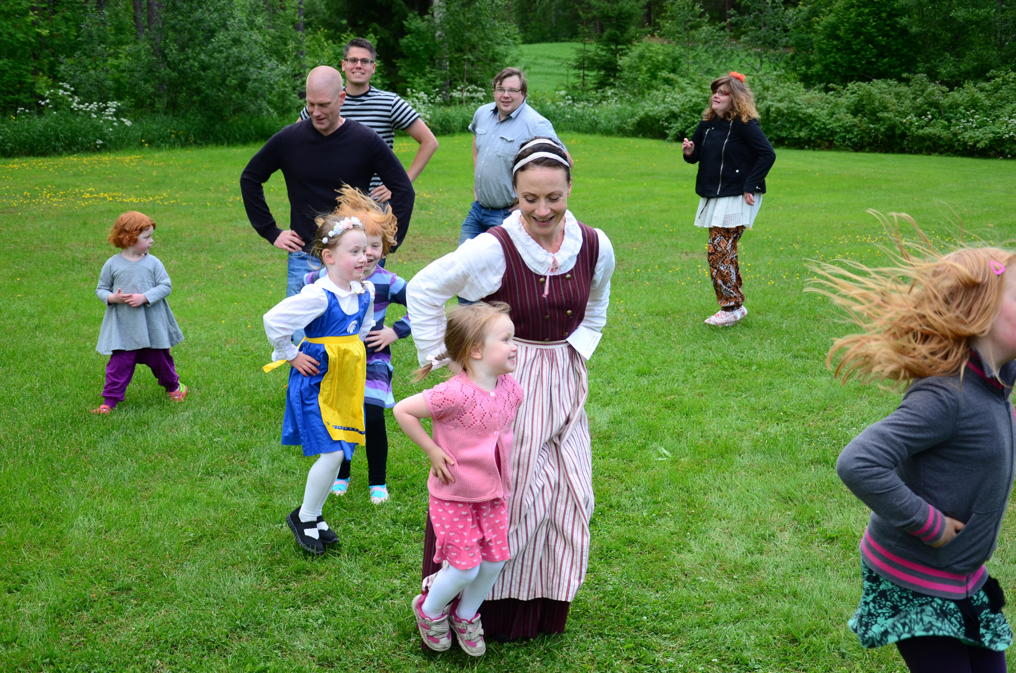 Röste.nu – Röstebilder – Midsommarfirande vid Dönjegården 2014