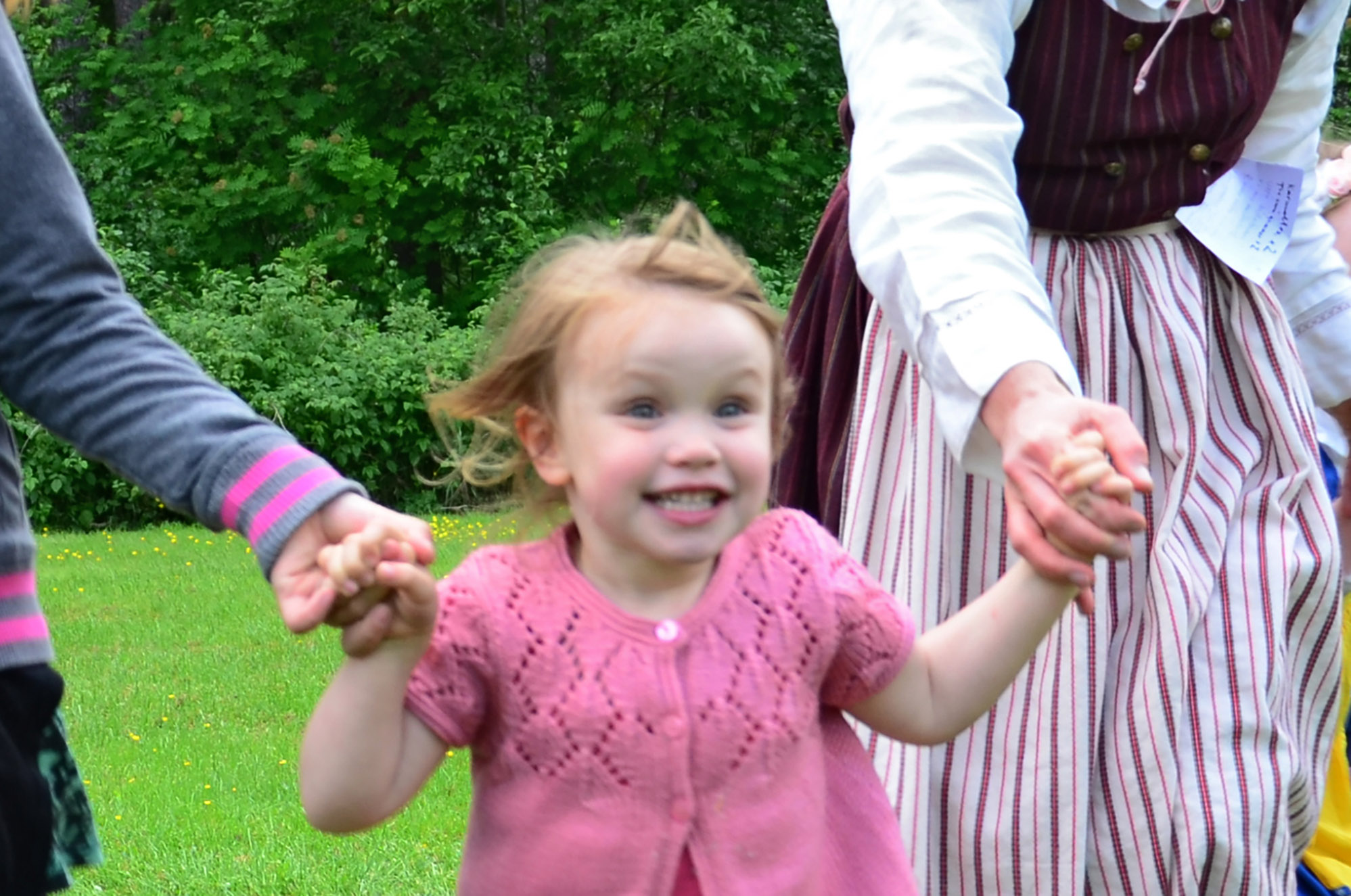 Röste.nu – Röstebilder – Midsommarfirande vid Dönjegården 2014