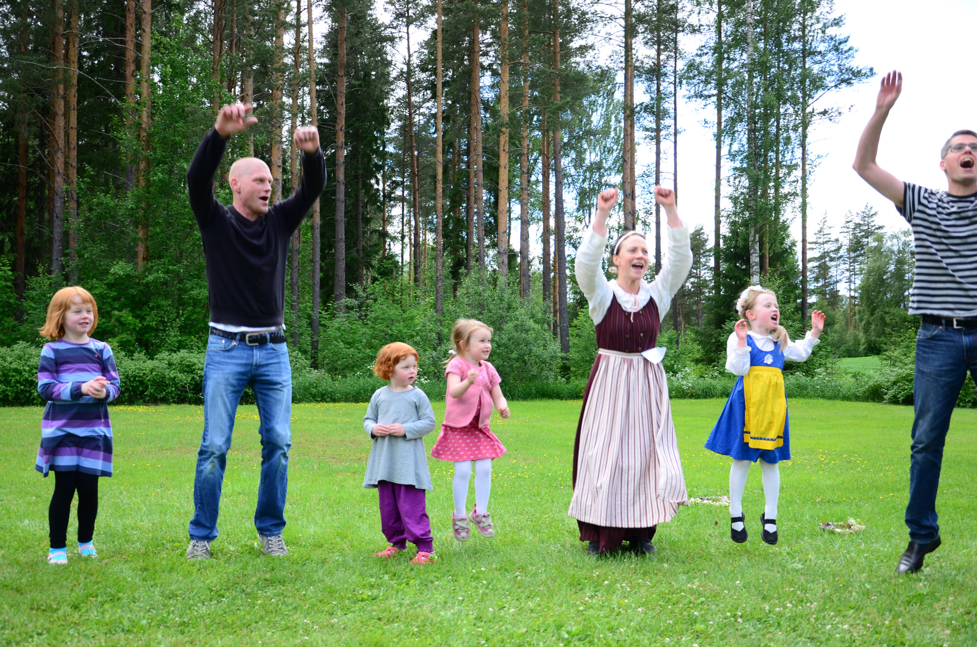 Röste.nu – Röstebilder – Midsommarfirande vid Dönjegården 2014