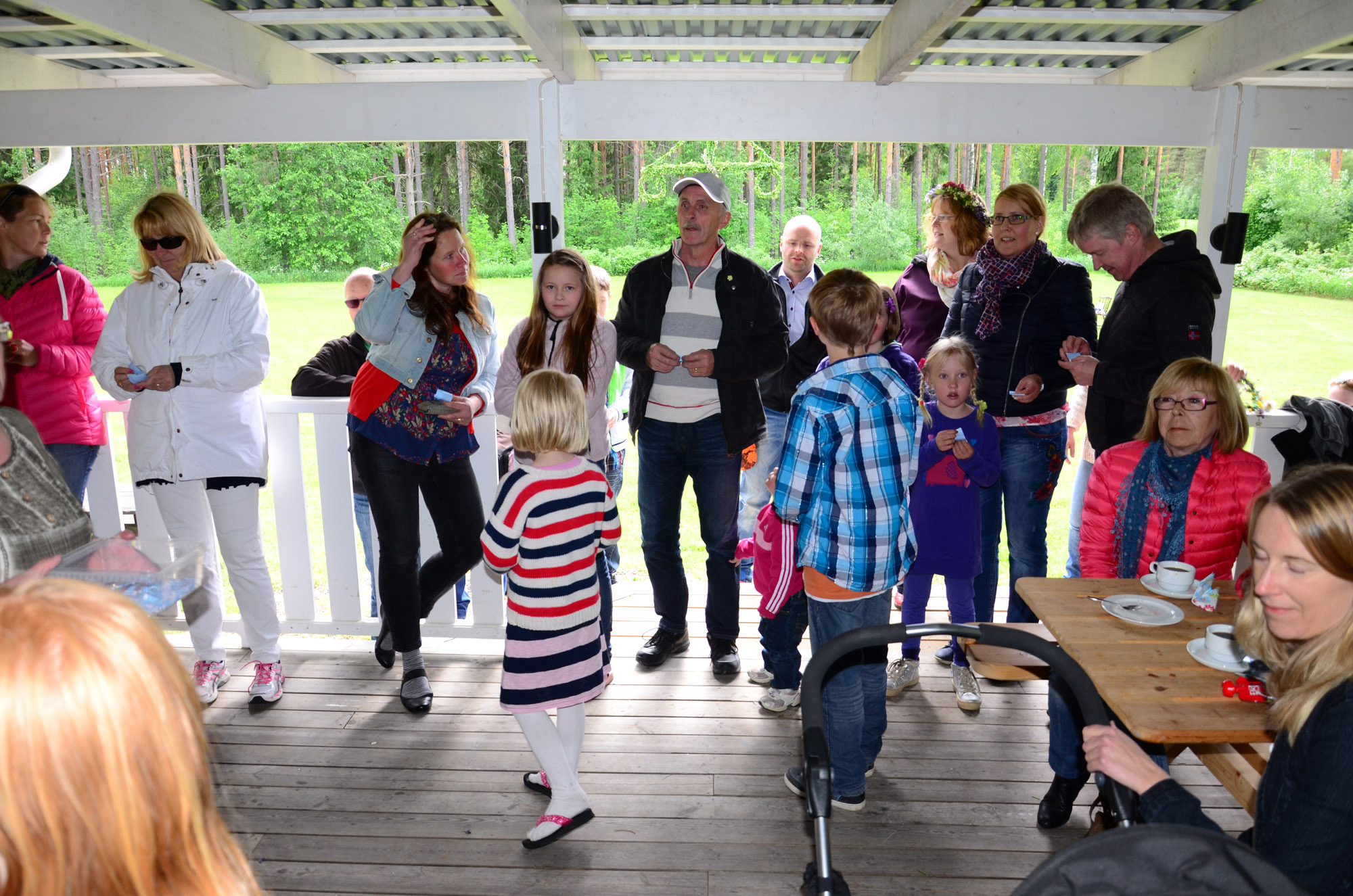 Röste.nu – Röstebilder – Midsommarfirande vid Dönjegården 2014