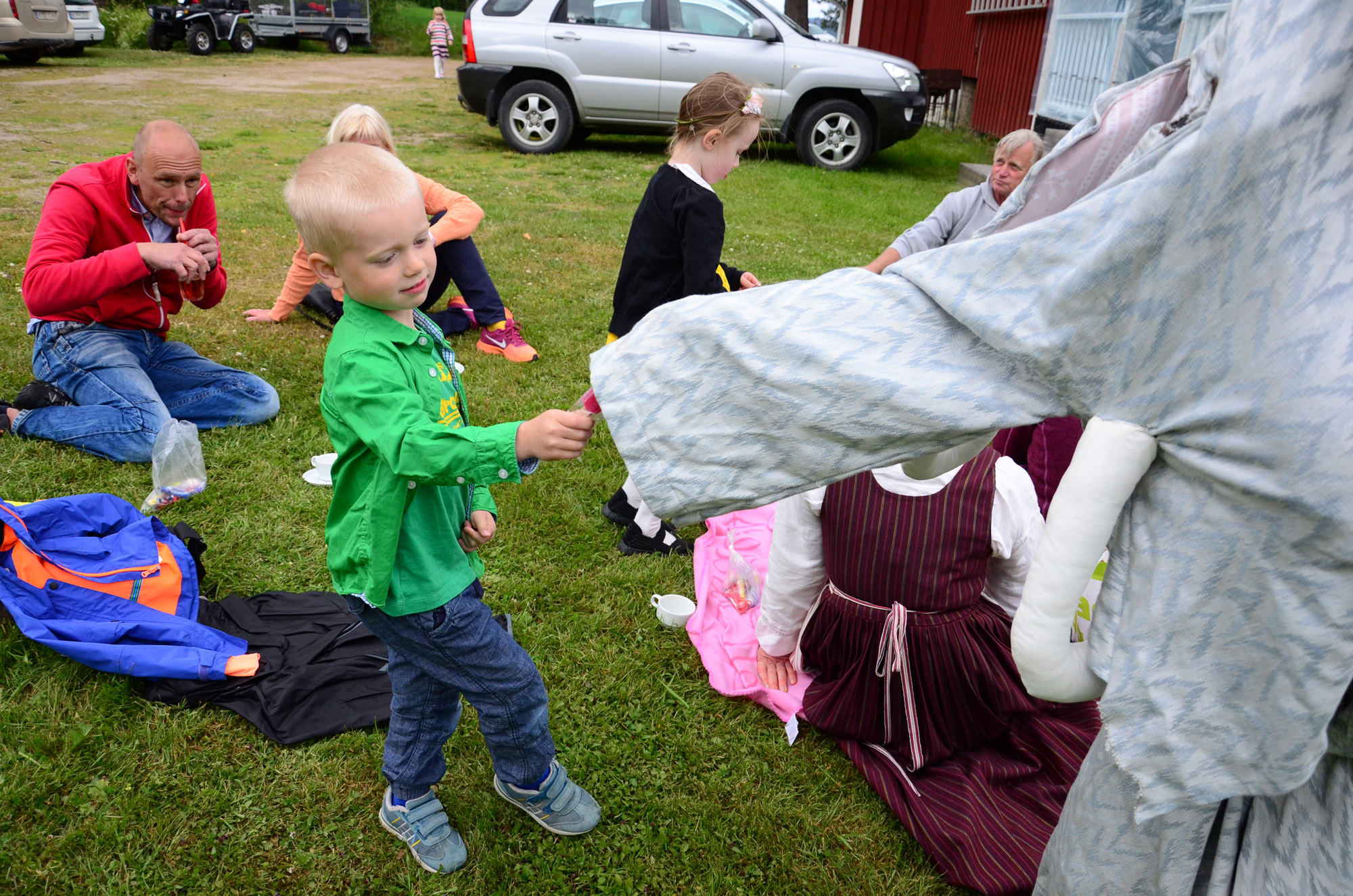 Röste.nu – Röstebilder – Midsommarfirande vid Dönjegården 2014