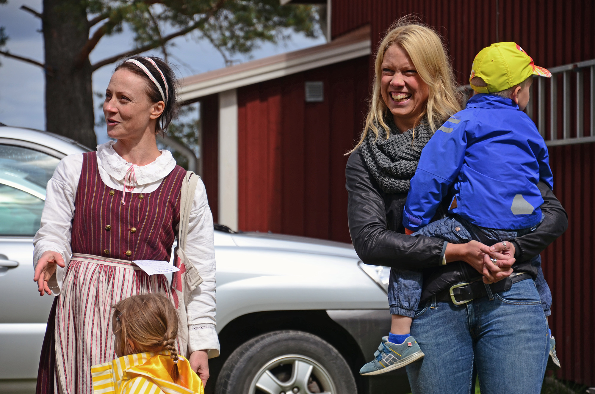 Röste.nu – Röstebilder – Midsommarfirande vid Dönjegården 2014