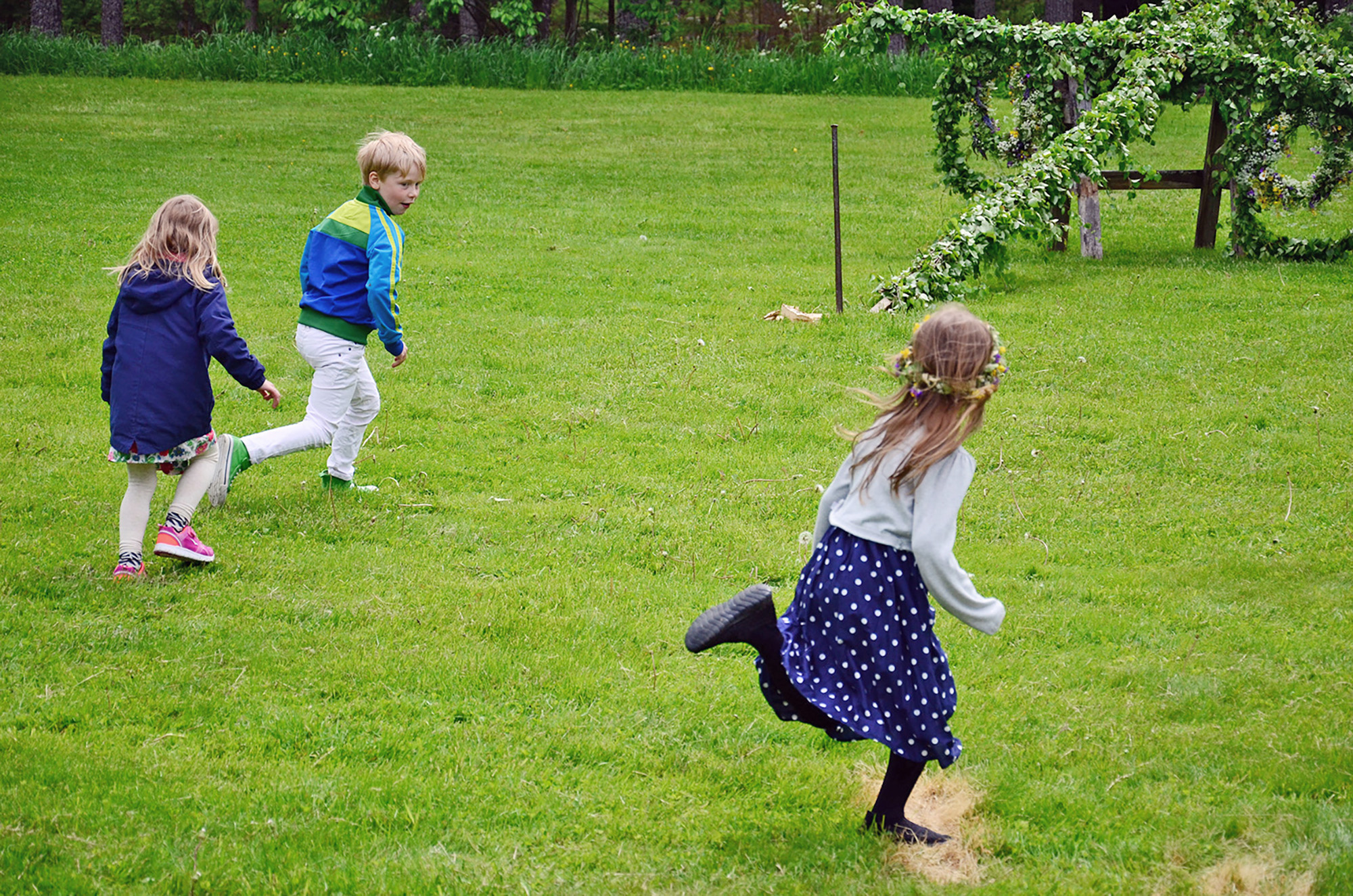 Röste.nu – Röstebilder – Midsommarfirande vid Dönjegården 2015