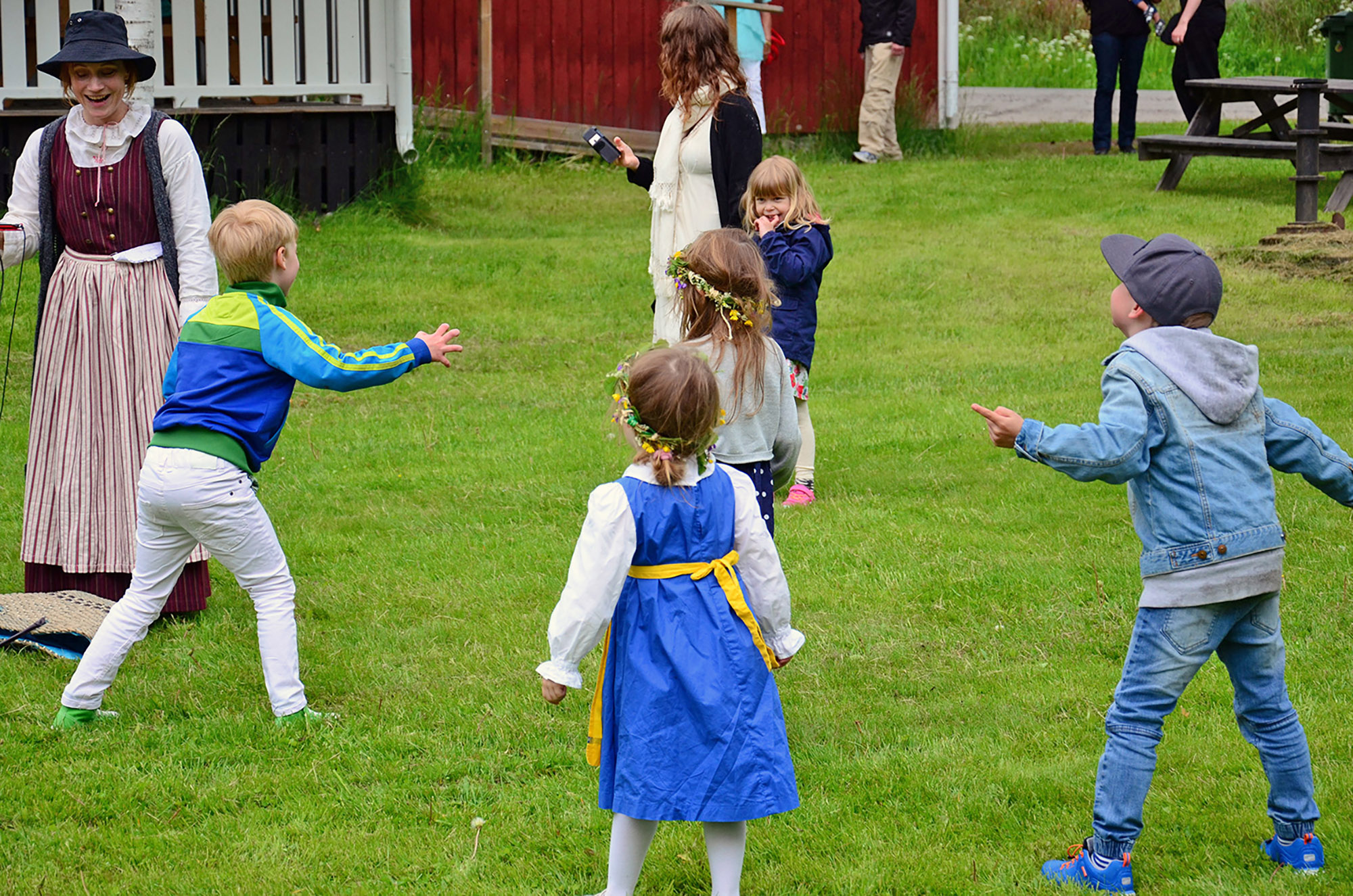 Röste.nu – Röstebilder – Midsommarfirande vid Dönjegården 2015