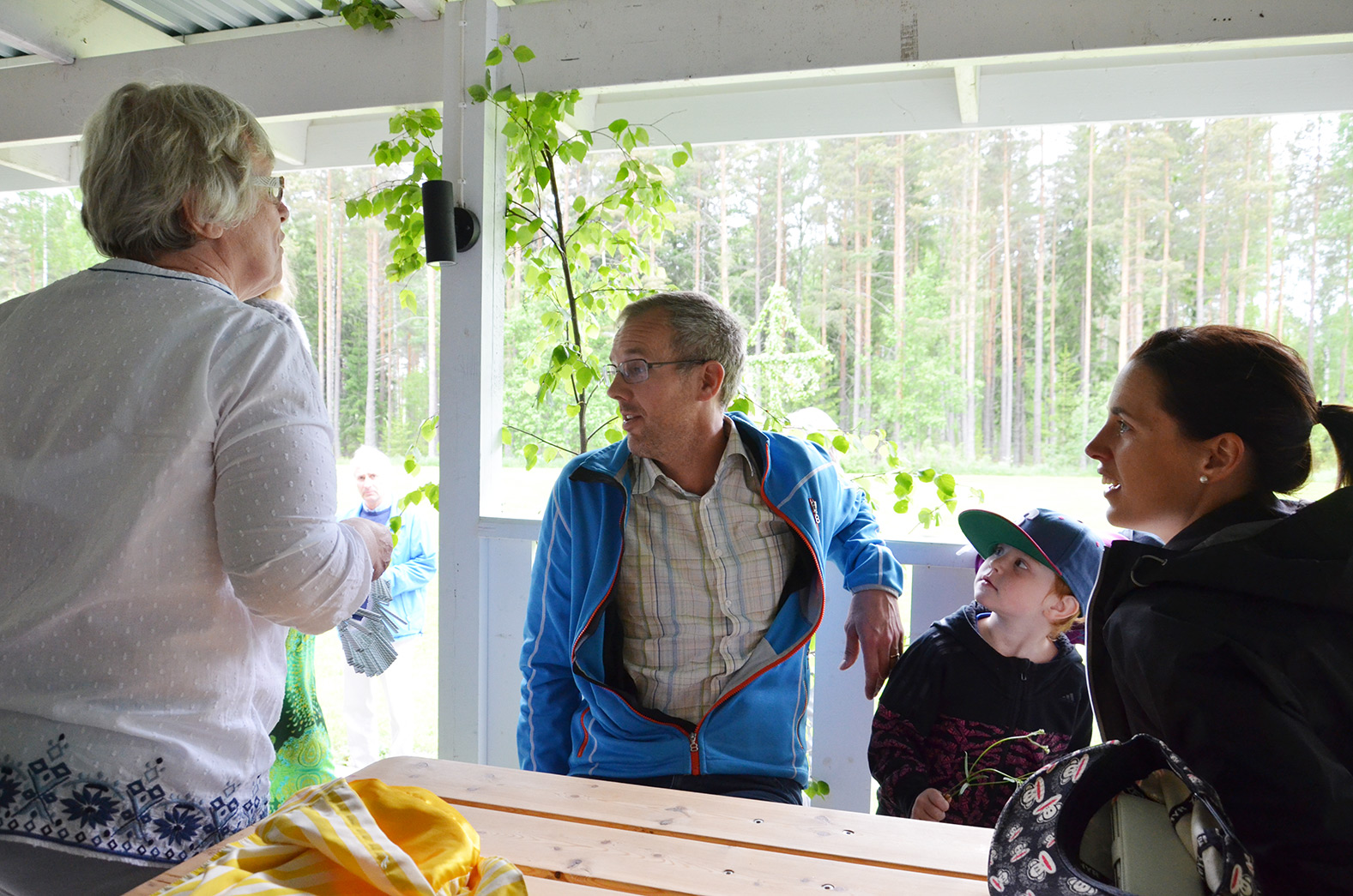 Röste.nu – Röstebilder – Midsommarfirande vid Dönjegården 2015