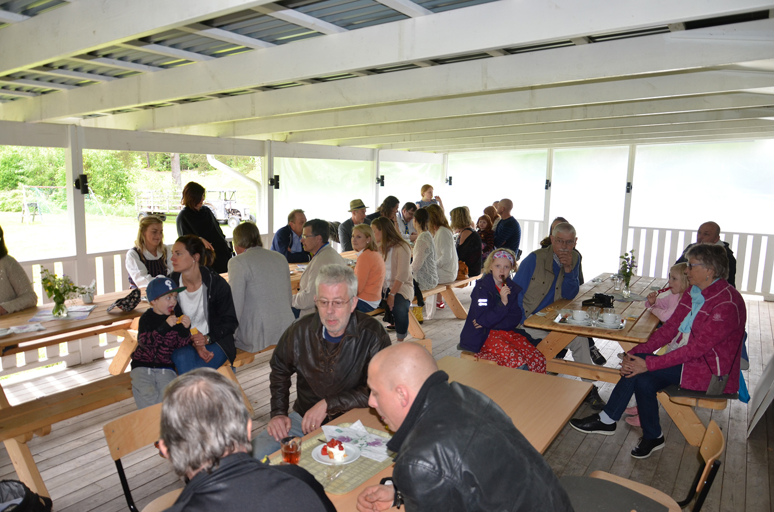 Röste.nu – Röstebilder – Midsommarfirande vid Dönjegården 2015