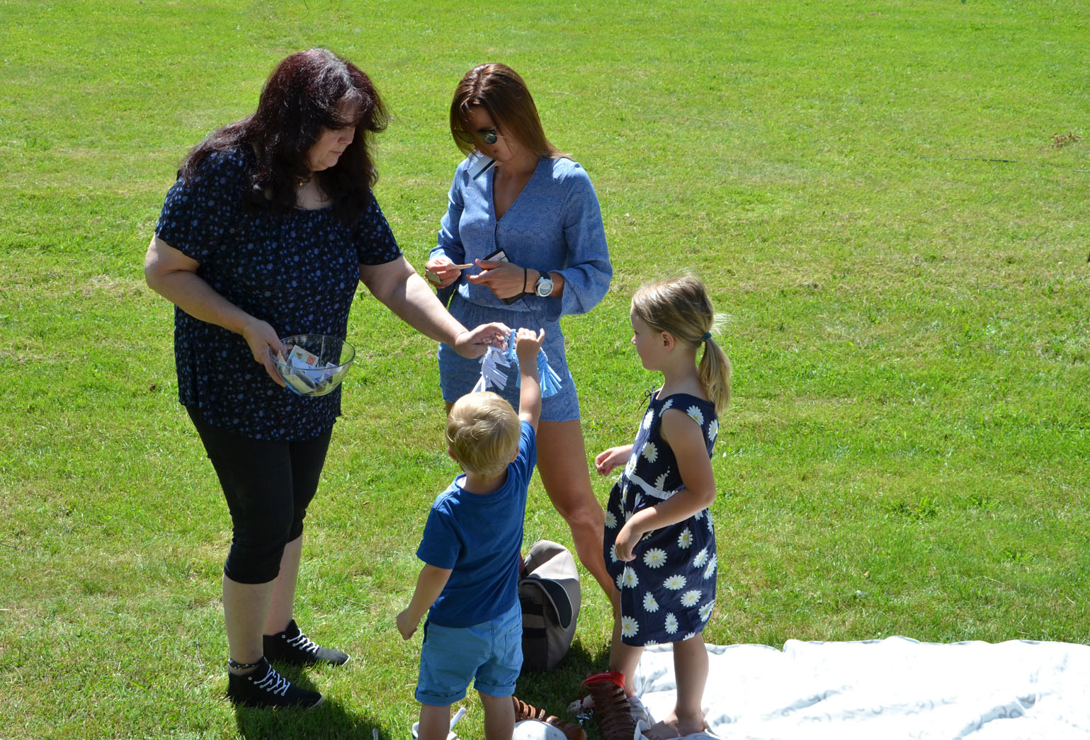 Röste.nu – Röstebilder – Midsommarfirande vid Dönjegården 2016