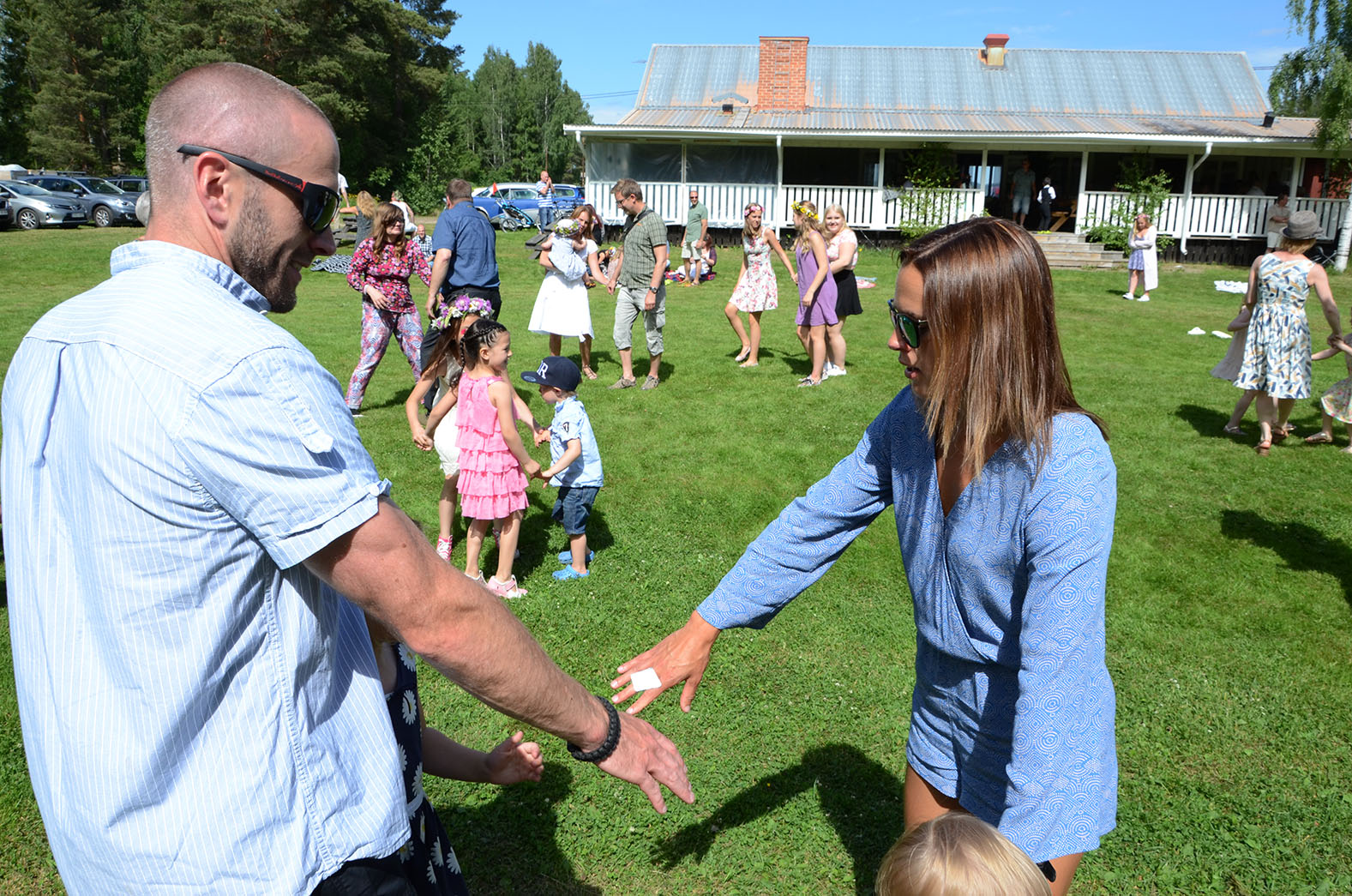 Röste.nu – Röstebilder – Midsommarfirande vid Dönjegården 2016