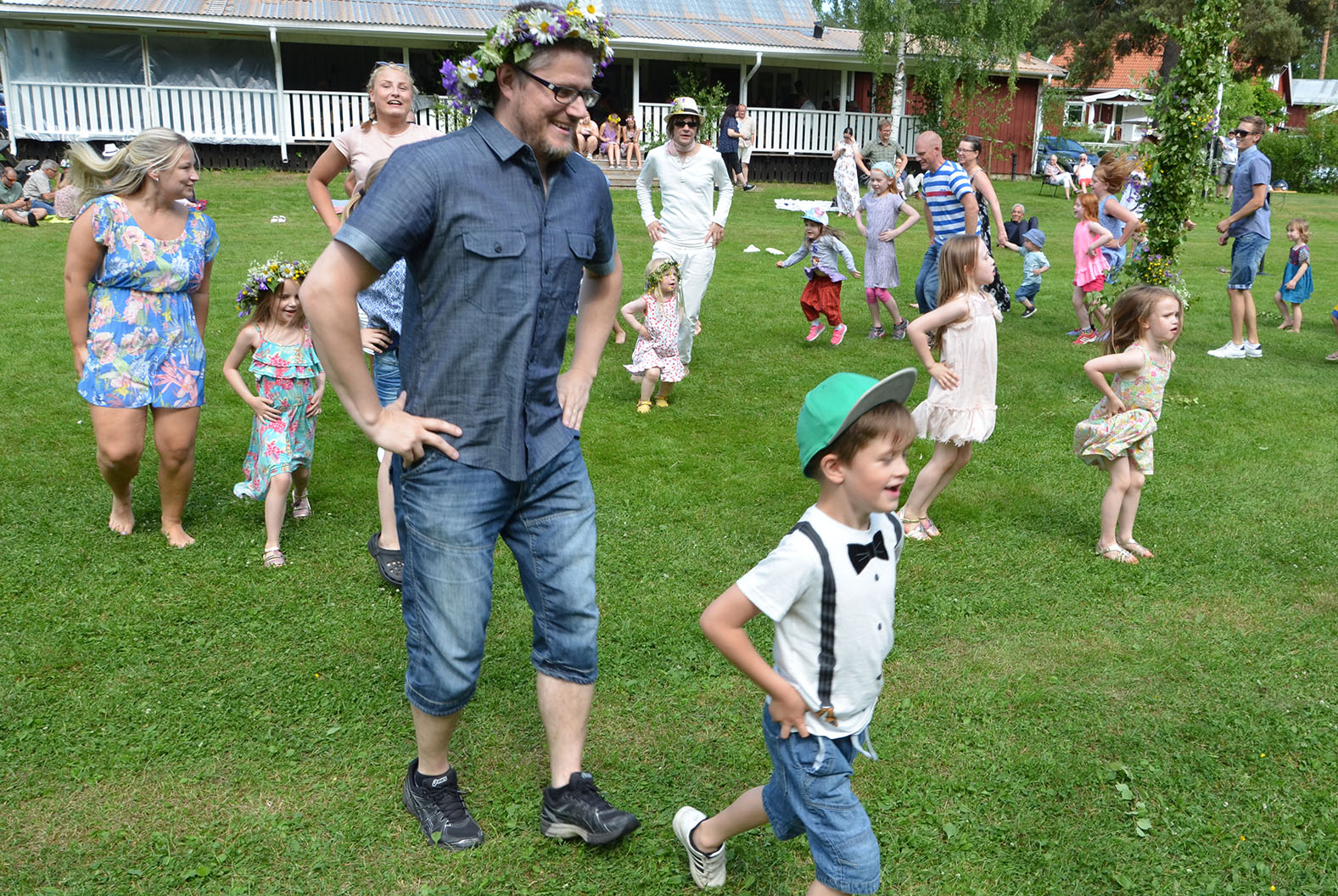 Röste.nu – Röstebilder – Midsommarfirande vid Dönjegården 2016