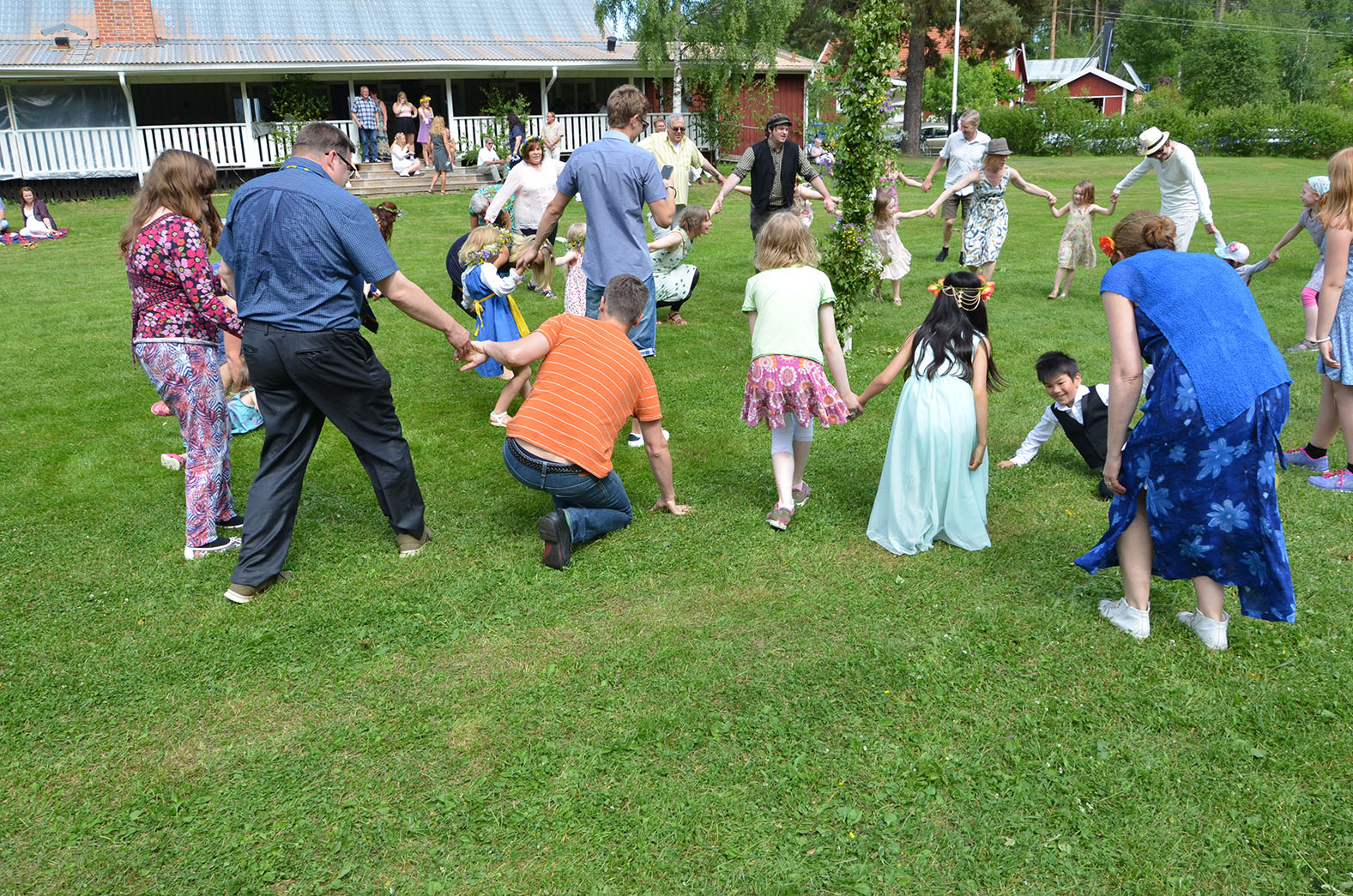 Röste.nu – Röstebilder – Midsommarfirande vid Dönjegården 2016
