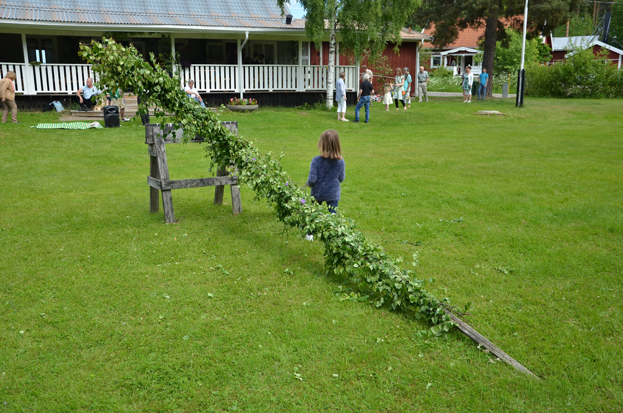 Röste.nu – Röstebilder – Midsommarfirande vid Dönjegården 2017