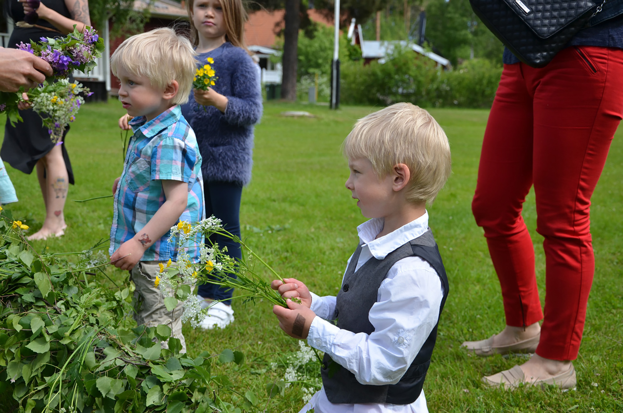 Röste.nu – Röstebilder – Midsommarfirande vid Dönjegården 2017