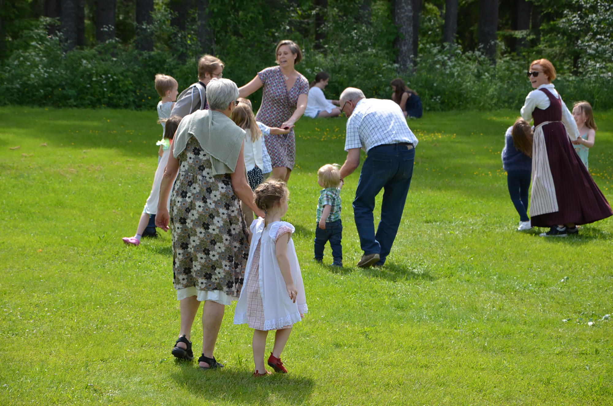 Röste.nu – Röstebilder – Midsommarfirande vid Dönjegården 2017