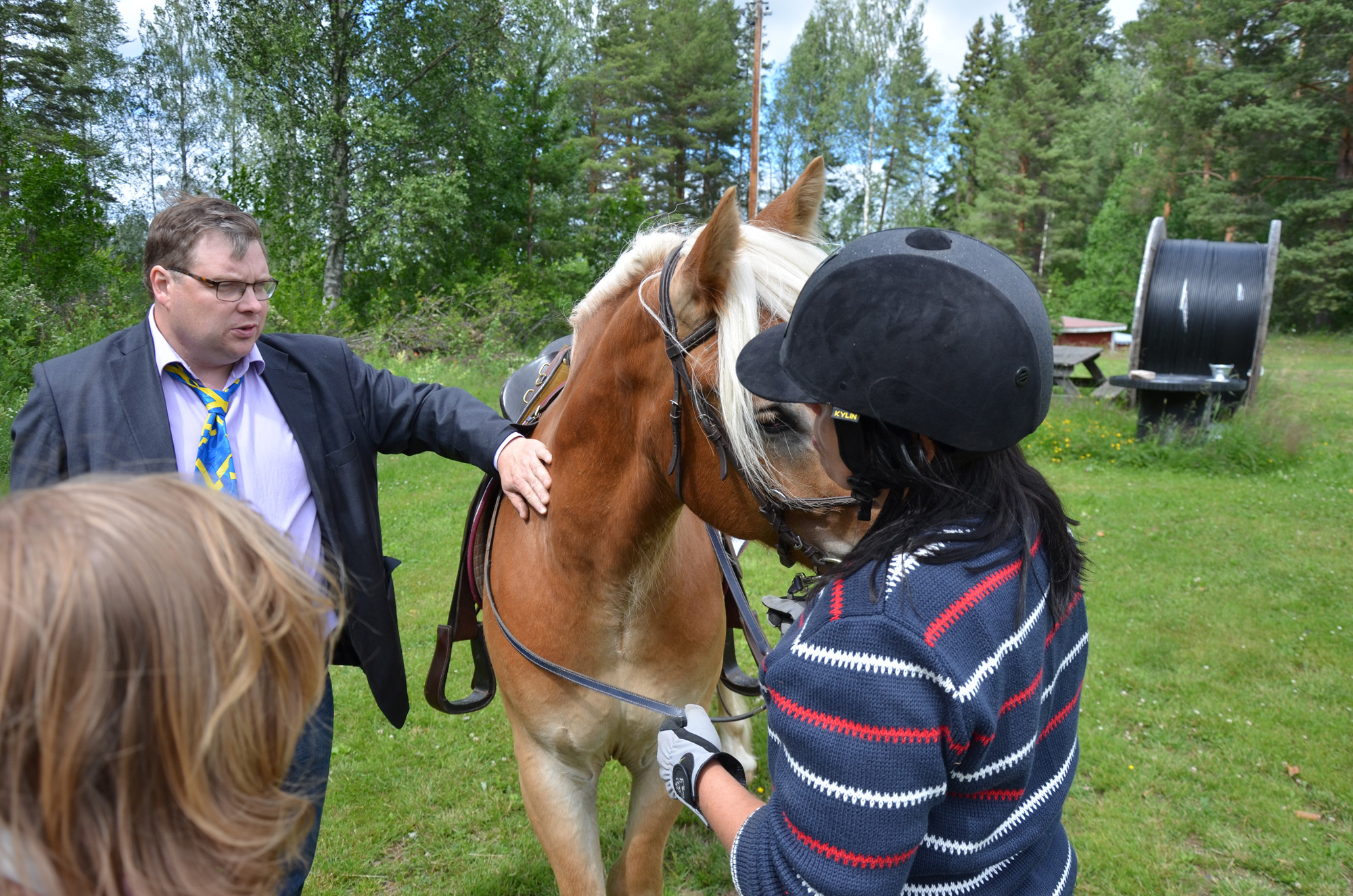 Röste.nu – Röstebilder – Välbesökt midsommarfirande vid Dönjegården 2018